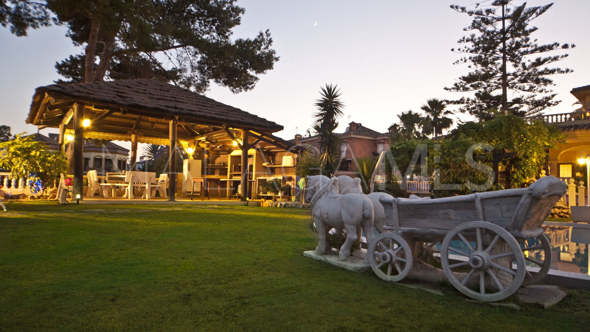 Villa for sale in Nueva Andalucia