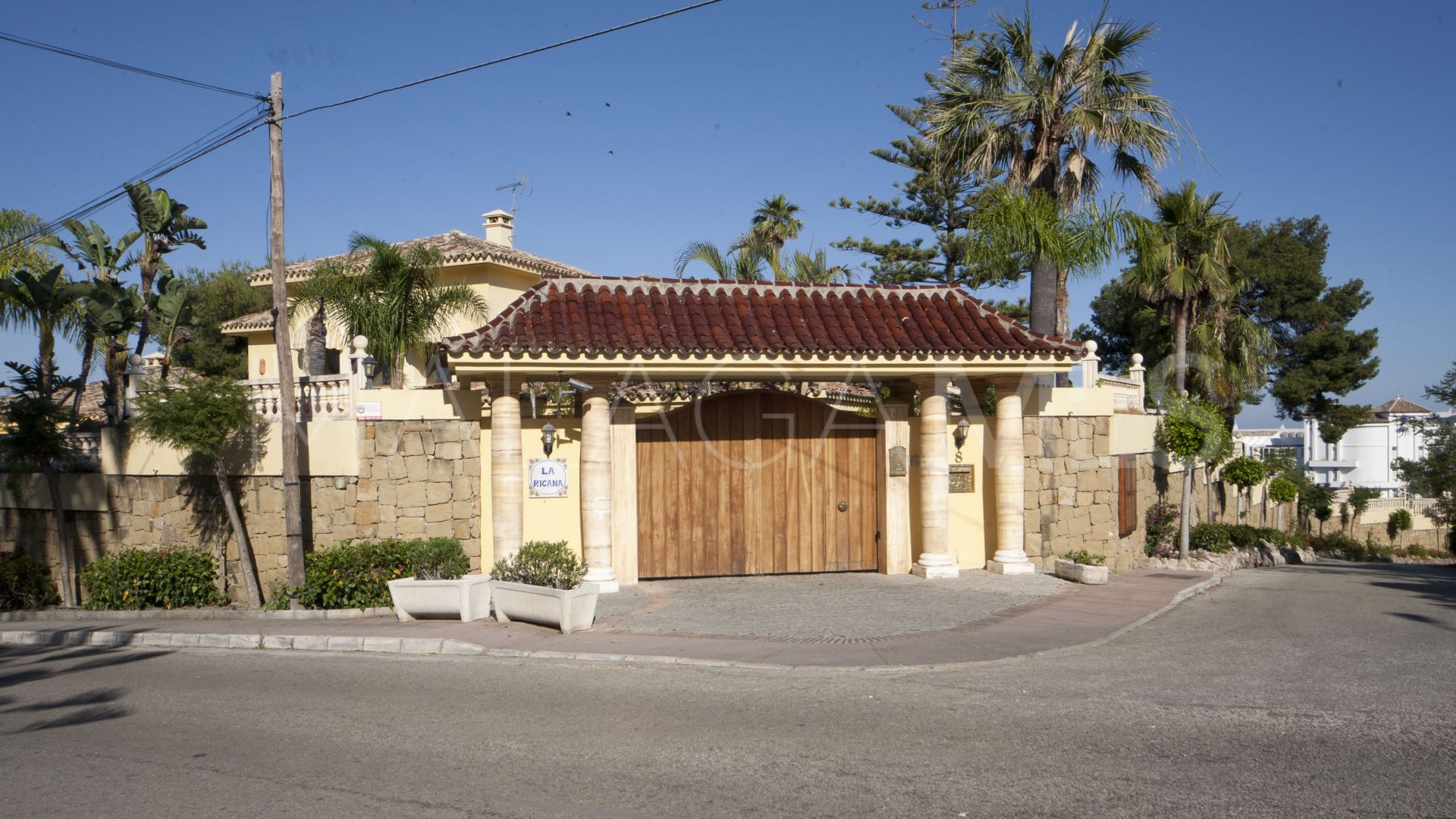 Villa for sale in Nueva Andalucia