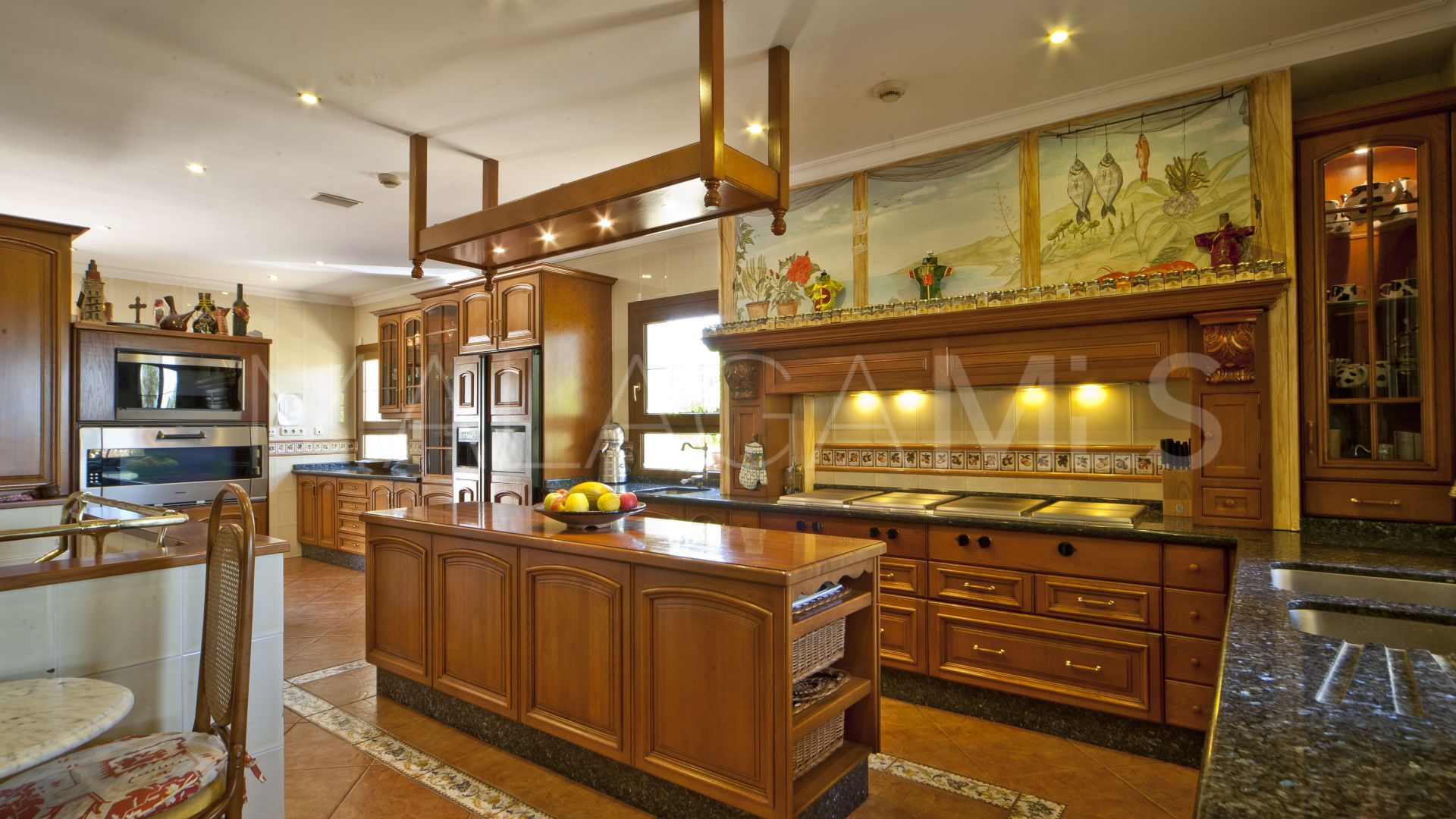 Villa for sale in Nueva Andalucia