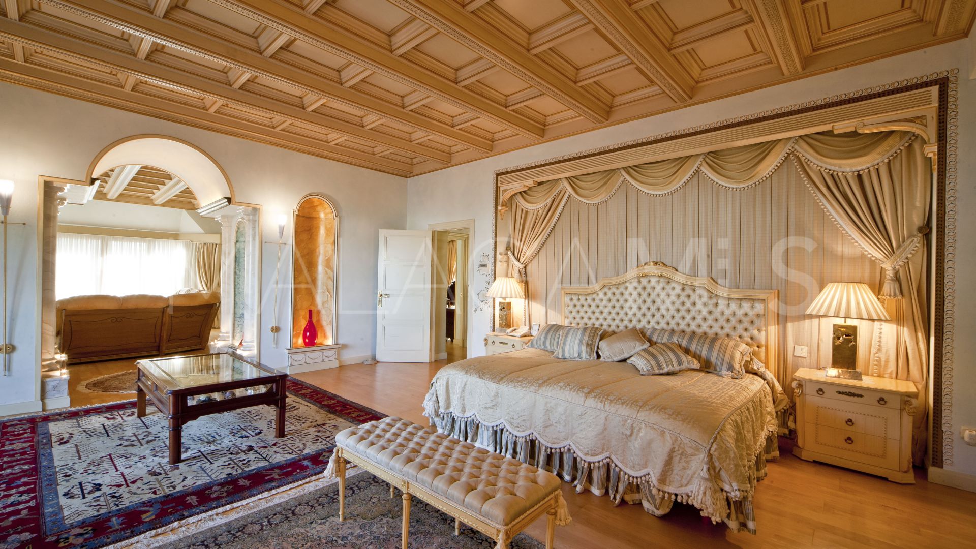 Villa for sale in Nueva Andalucia