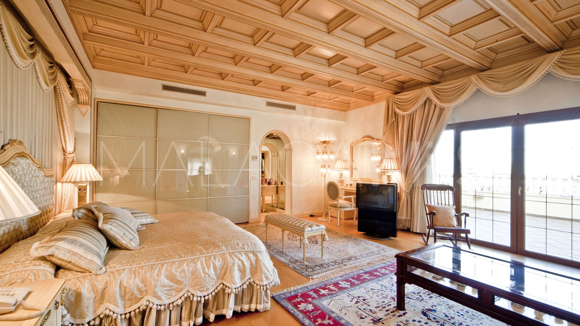 Villa for sale in Nueva Andalucia