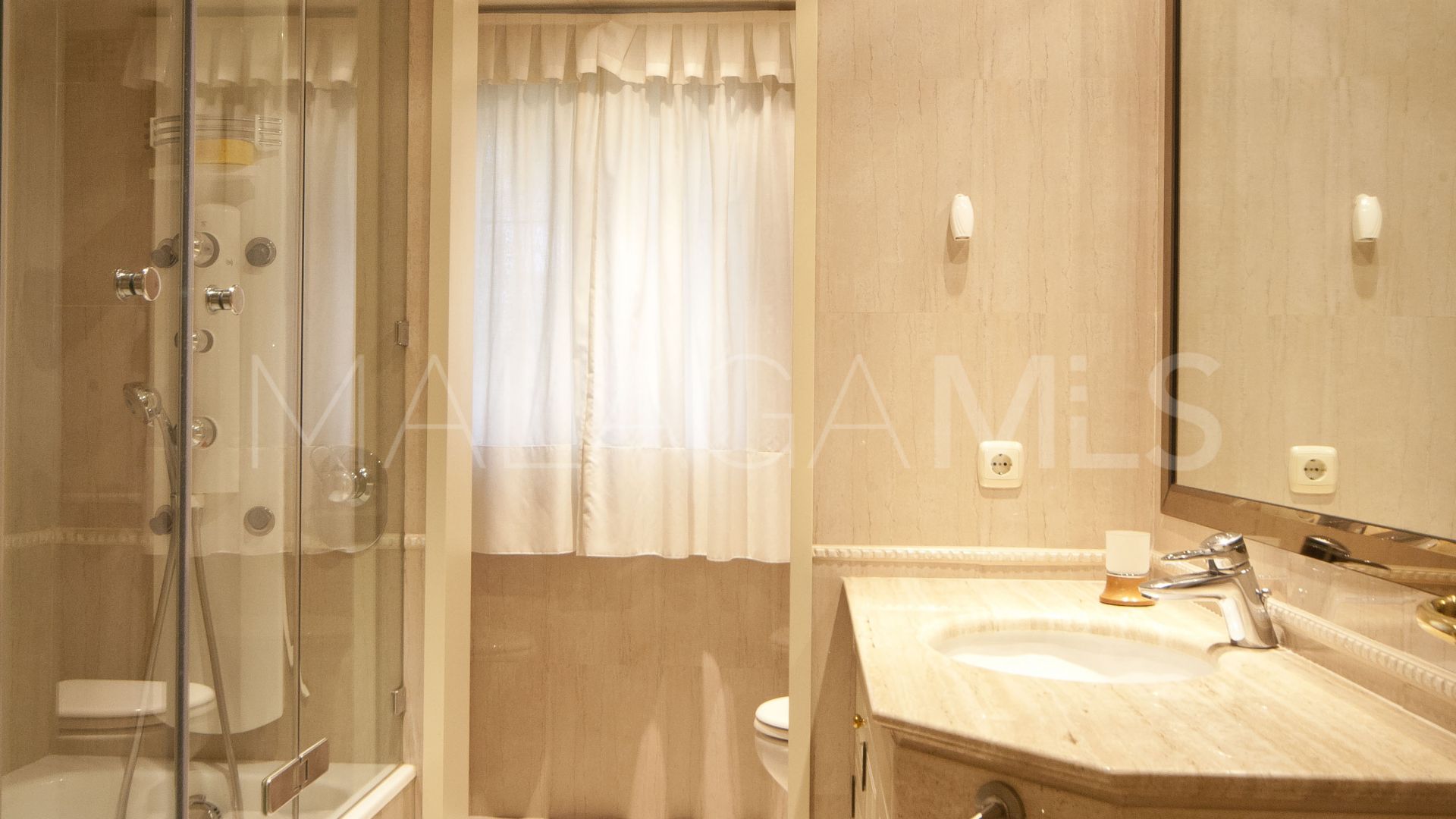 Villa for sale in Nueva Andalucia