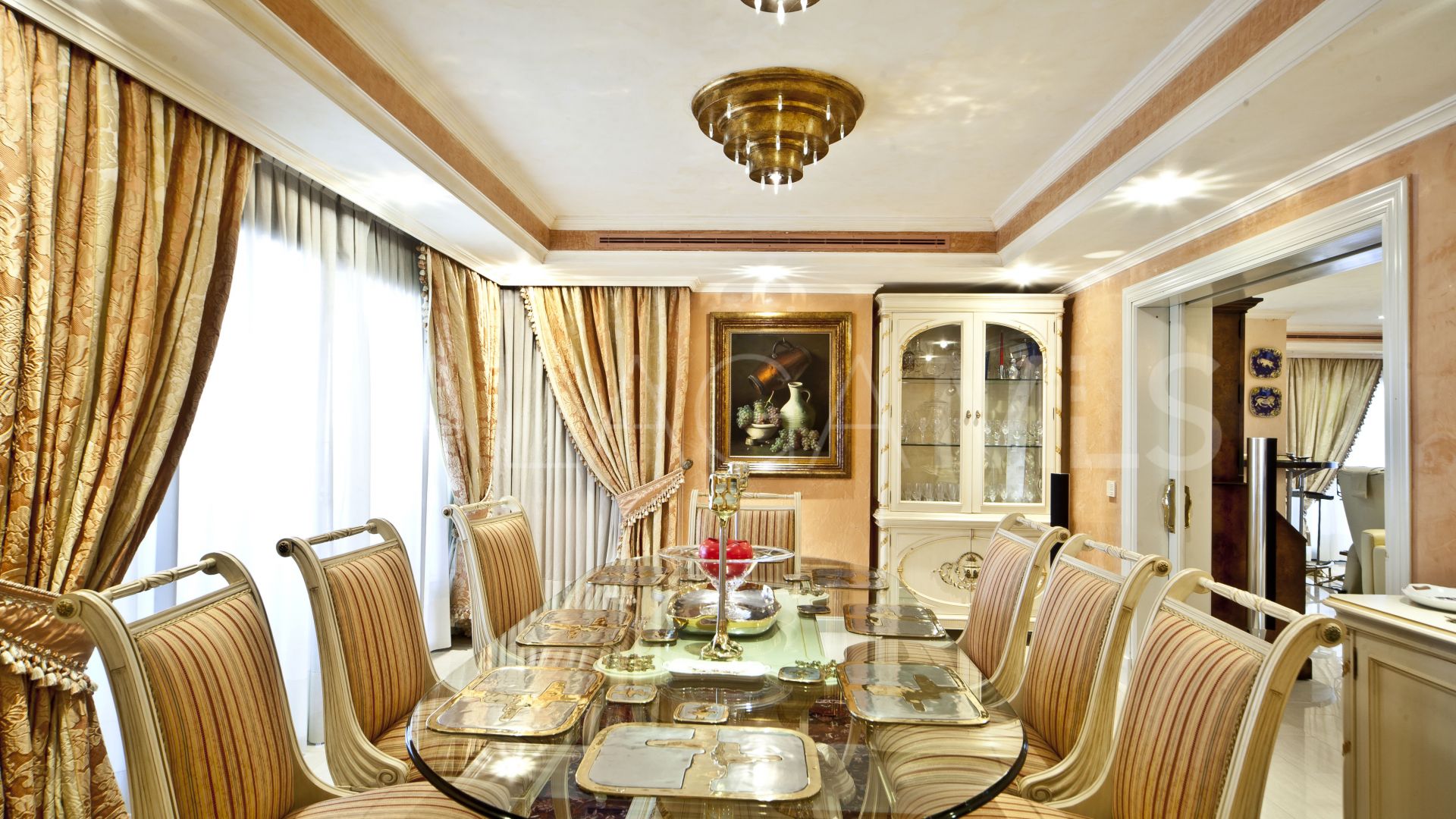 Villa for sale in Nueva Andalucia