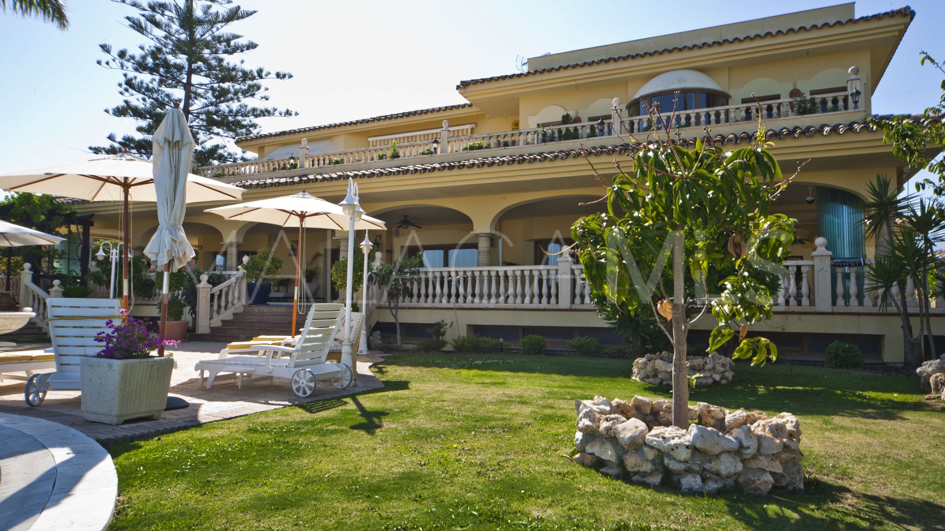 Villa for sale in Nueva Andalucia