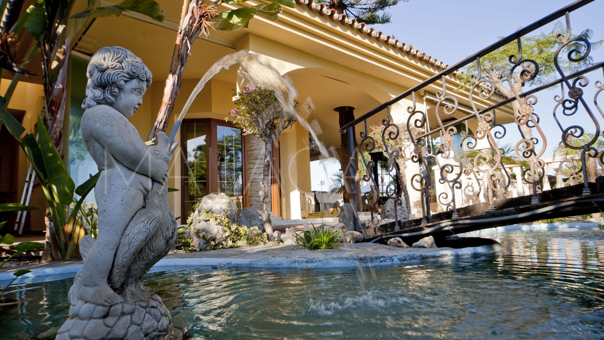 Villa for sale in Nueva Andalucia