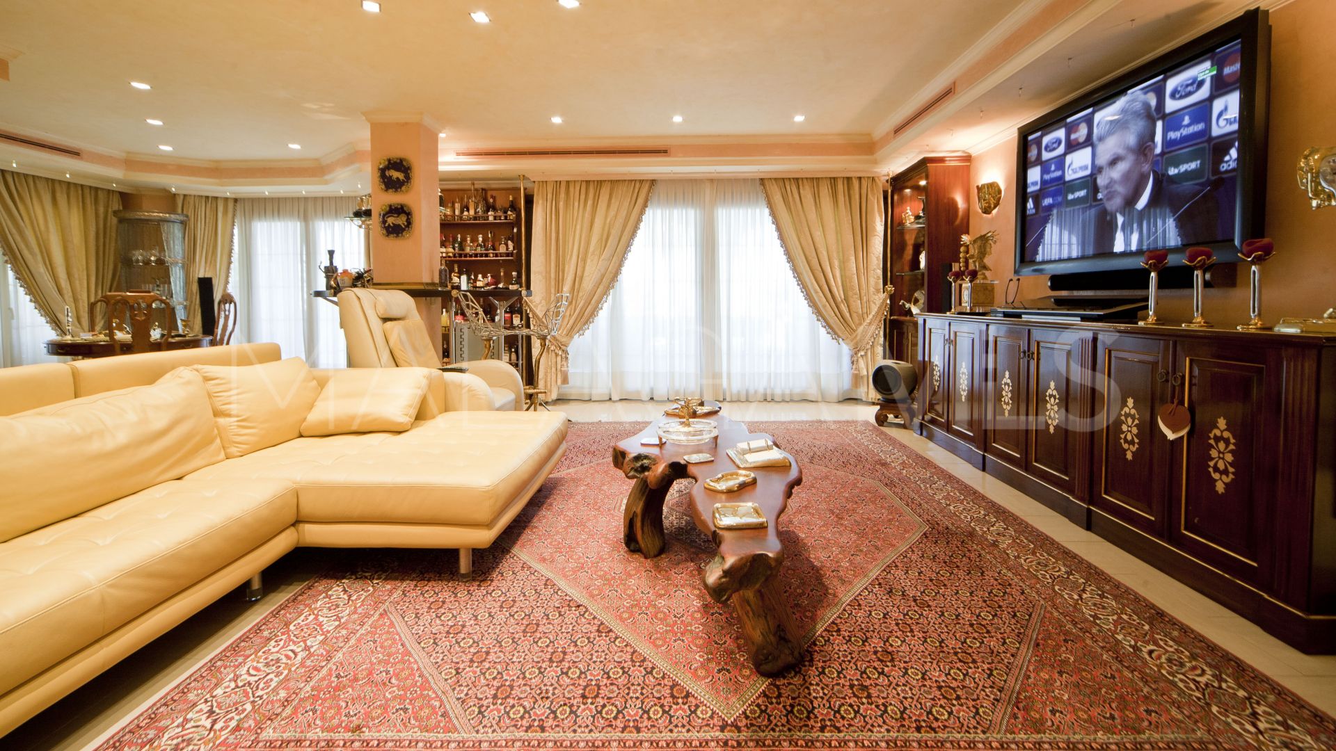 Villa for sale in Nueva Andalucia