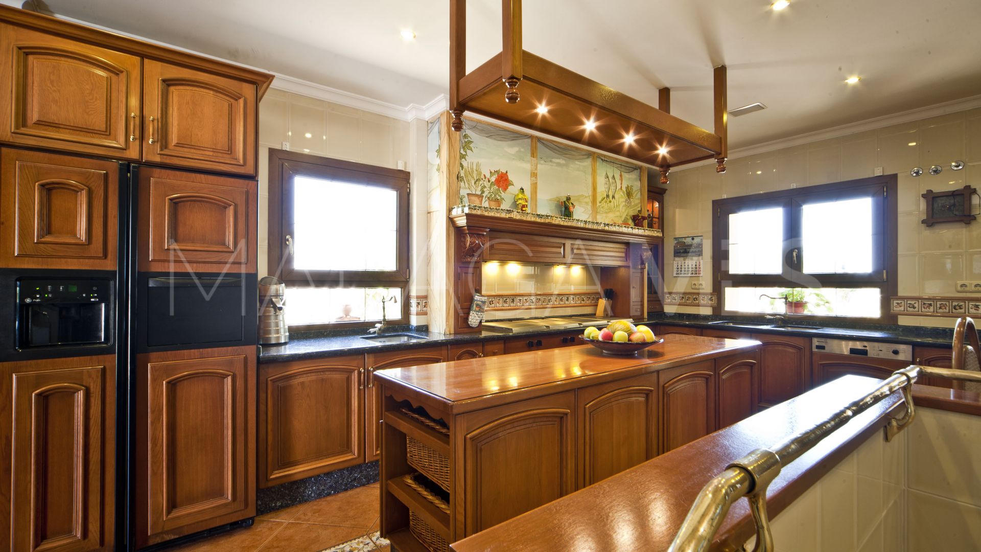 Villa for sale in Nueva Andalucia