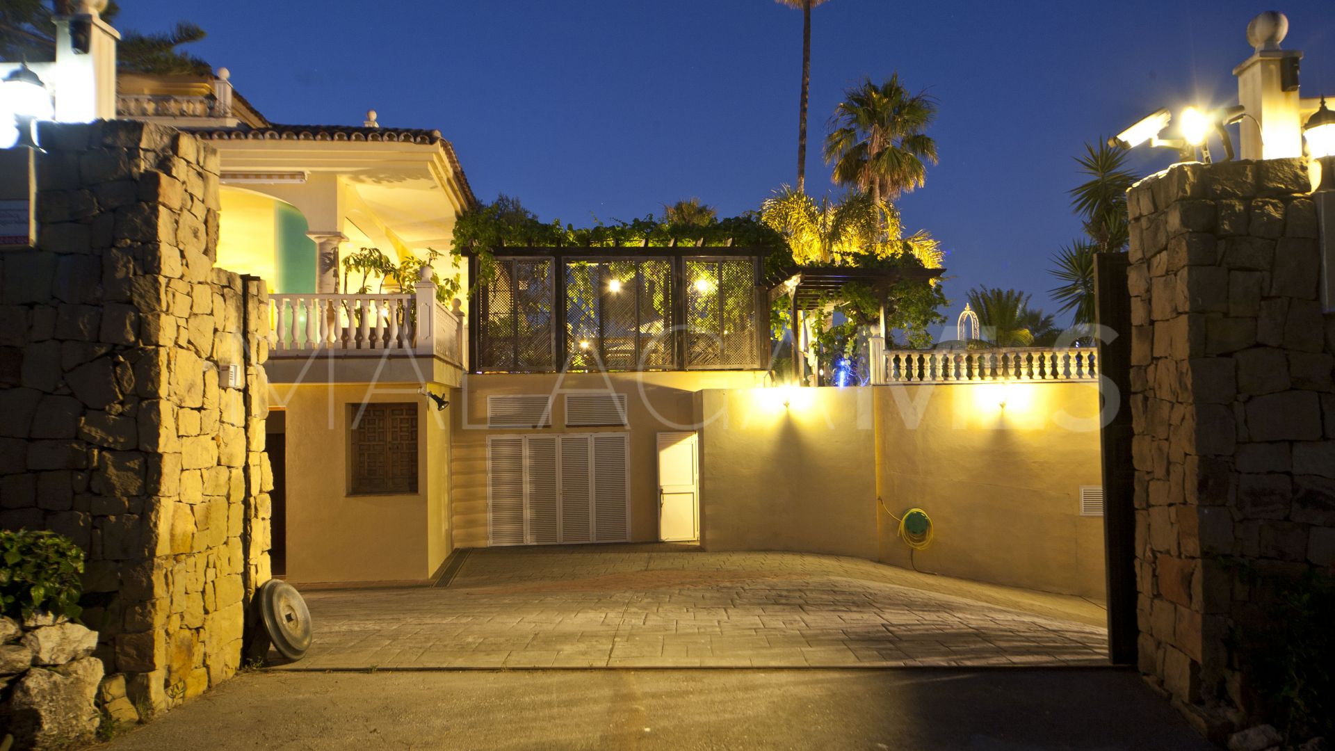 Villa for sale in Nueva Andalucia
