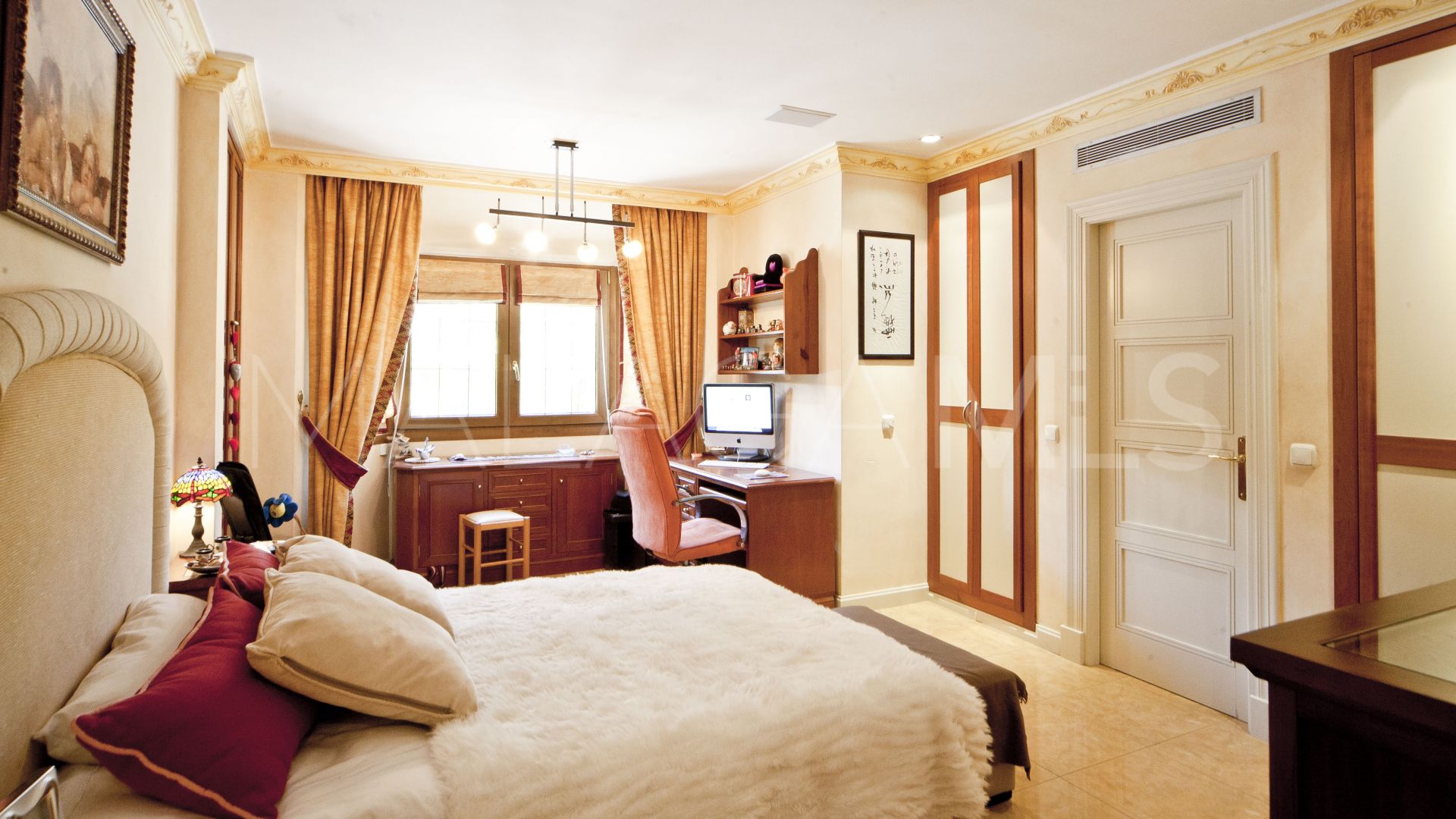 Villa for sale in Nueva Andalucia