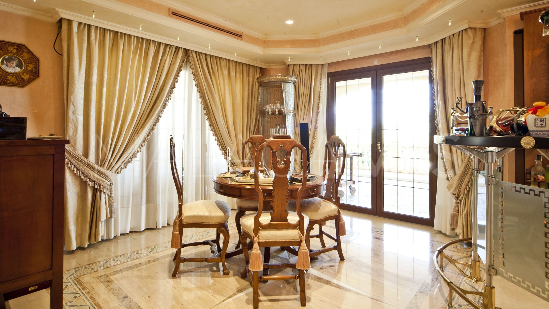 Villa for sale in Nueva Andalucia