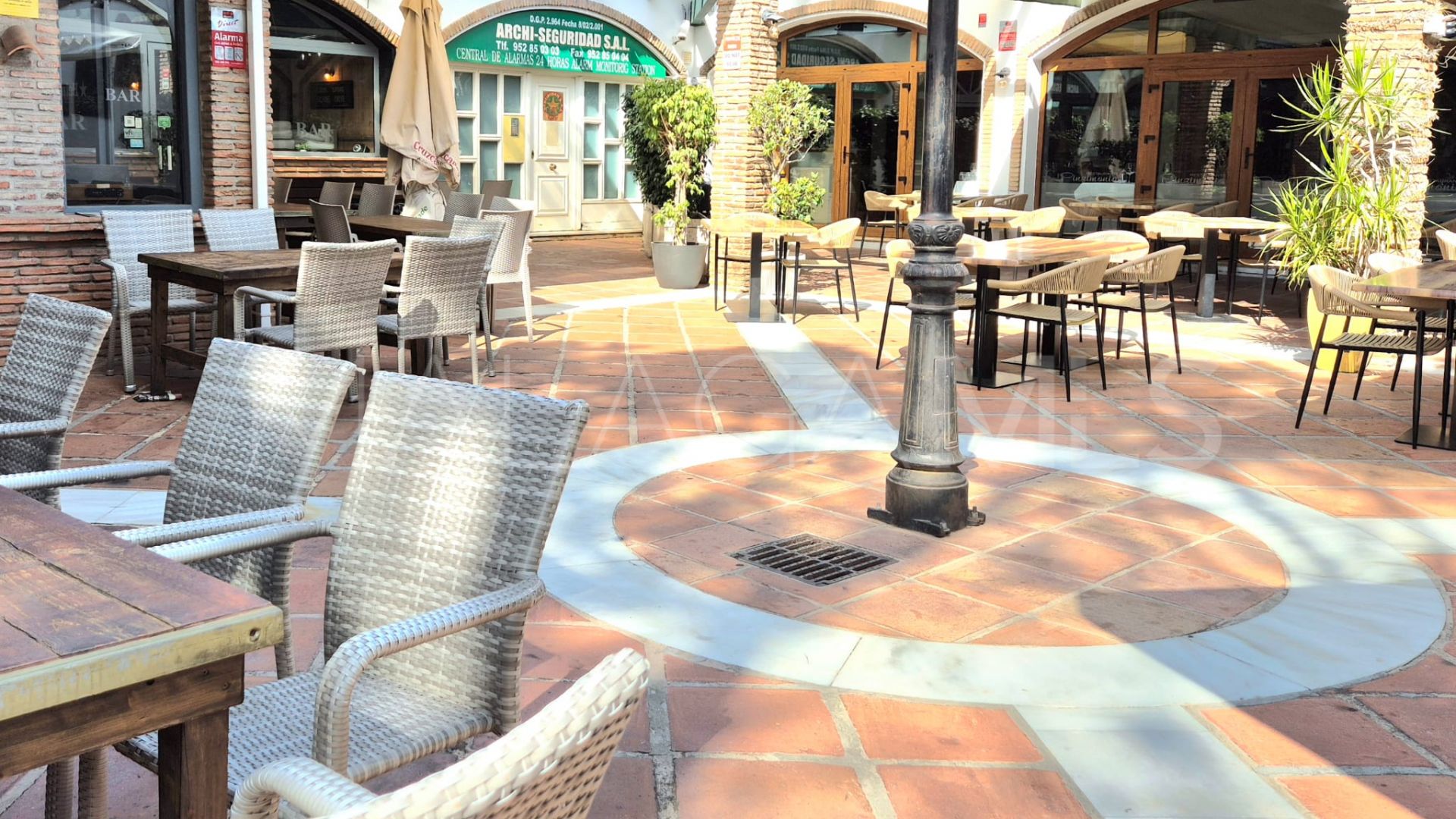 For sale commercial premises in Elviria