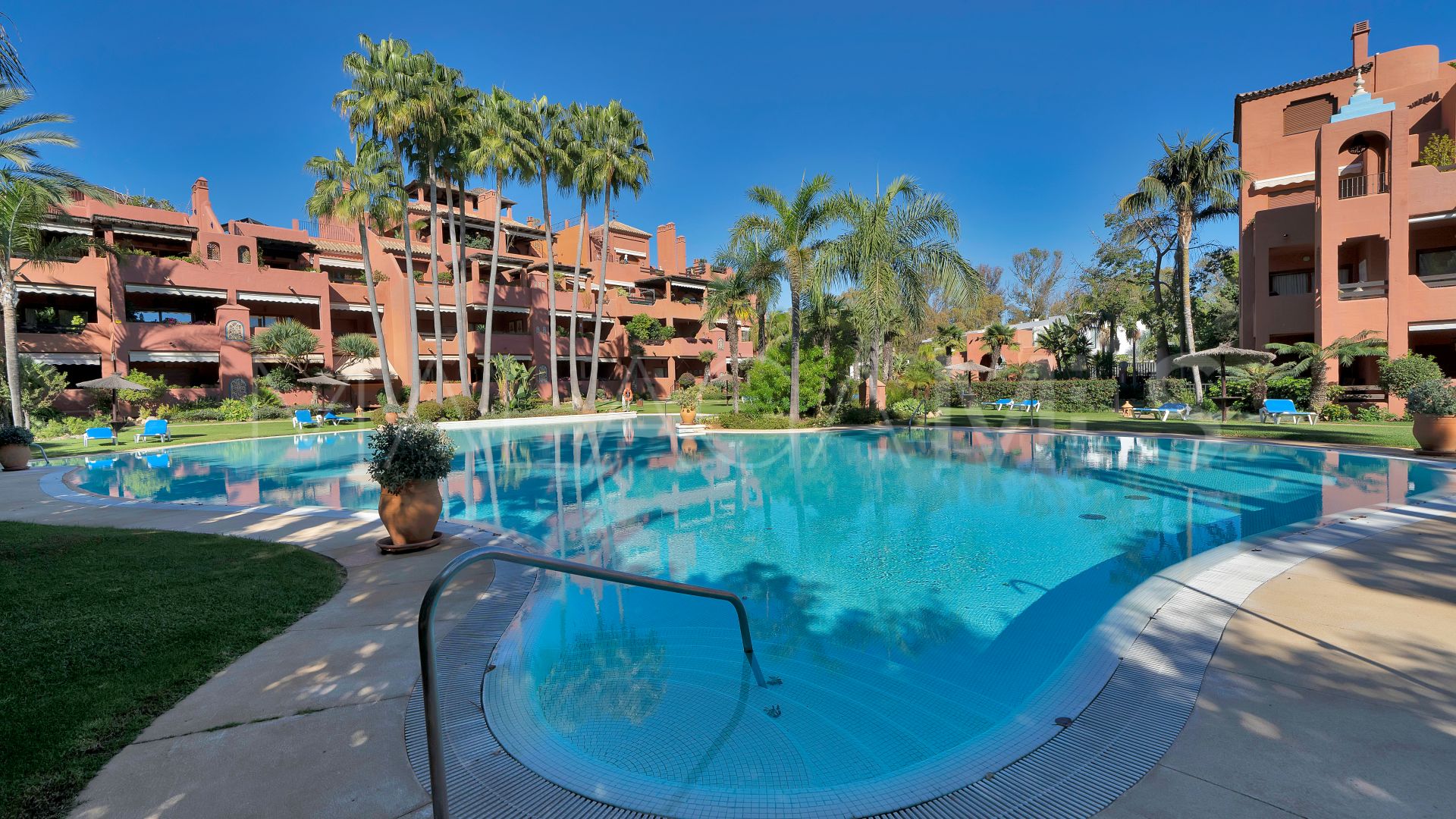 Guadalmina Baja 5 bedrooms triplex for sale