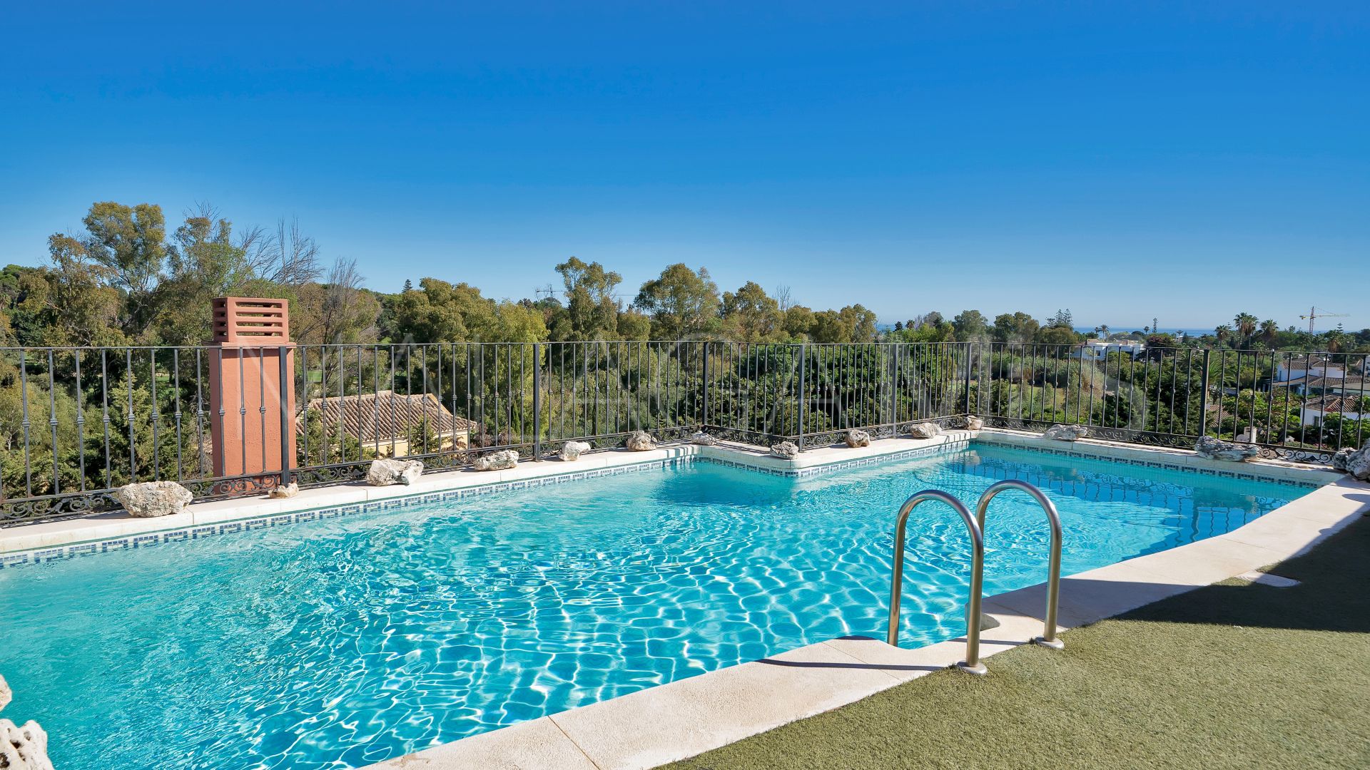 Triplex for sale in Guadalmina Baja