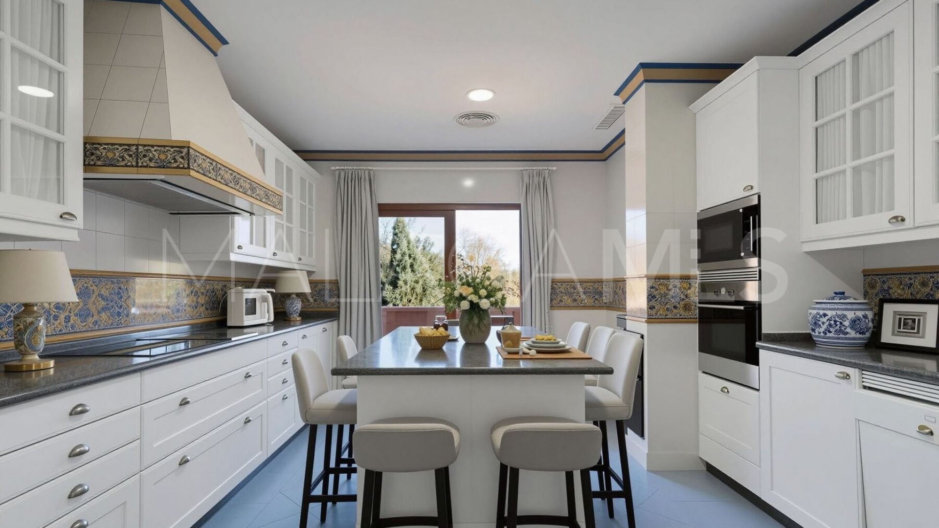 Triplex for sale in Guadalmina Baja