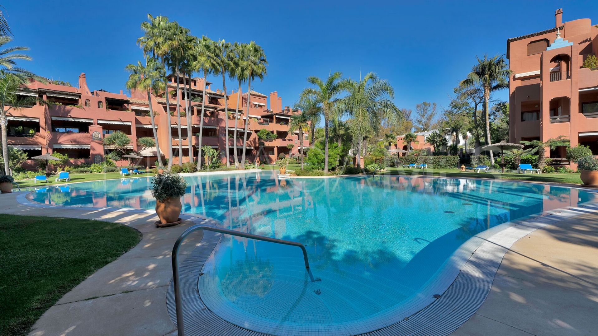 Triplex for sale in Guadalmina Baja