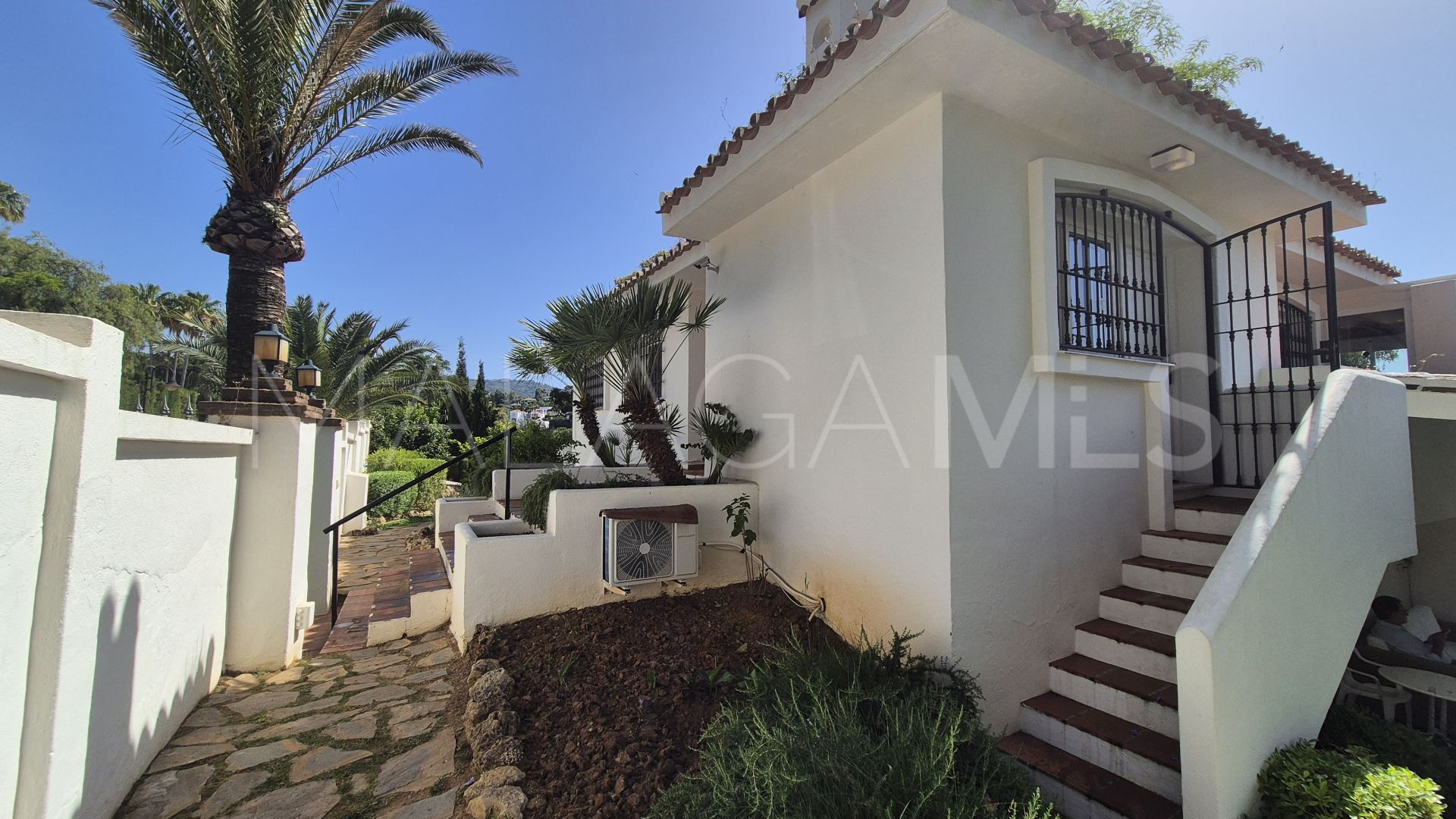 Villa for sale in Elviria