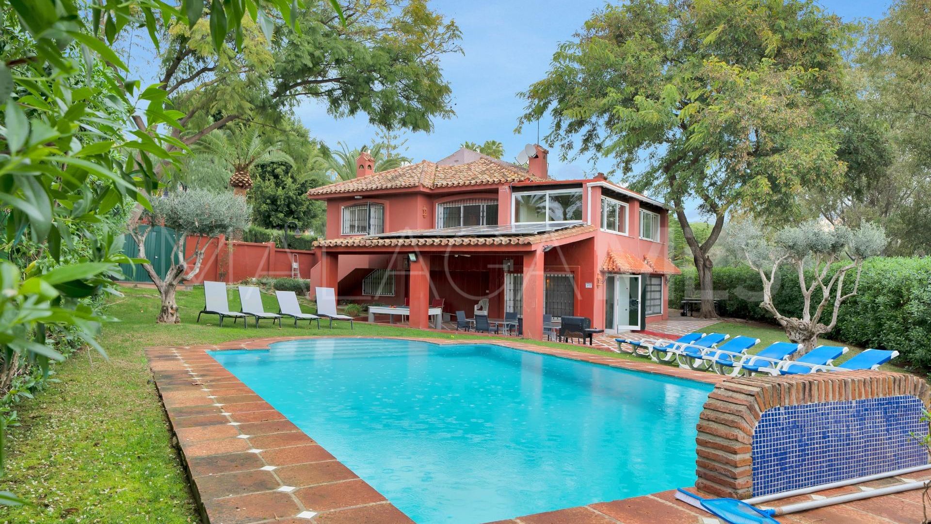 Villa for sale in Elviria