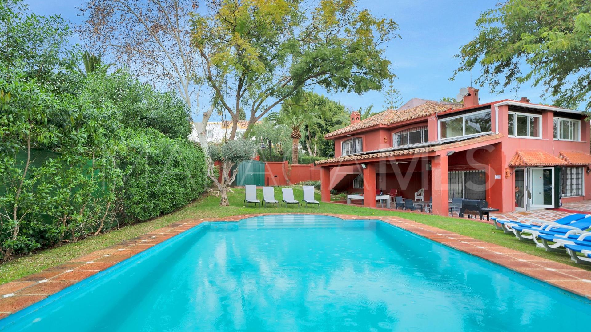 Villa for sale in Elviria