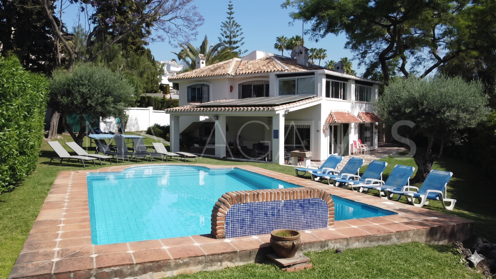 Villa for sale in Elviria