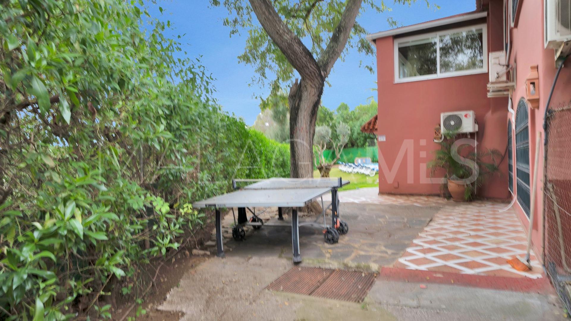 Villa for sale in Elviria