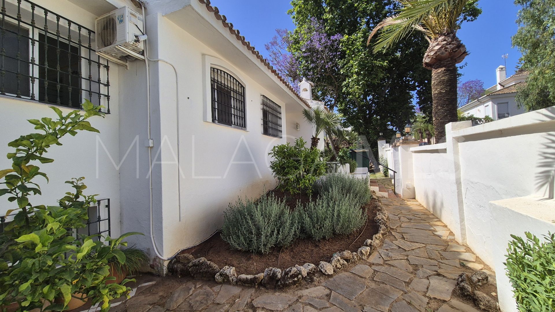 Villa for sale in Elviria