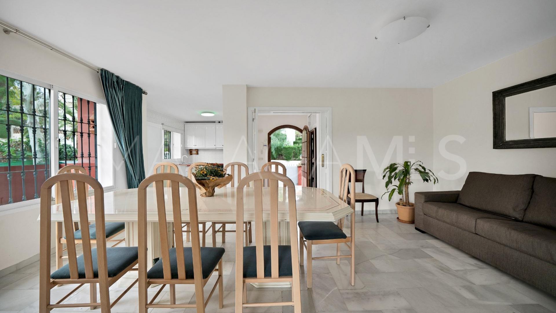 Villa for sale in Elviria