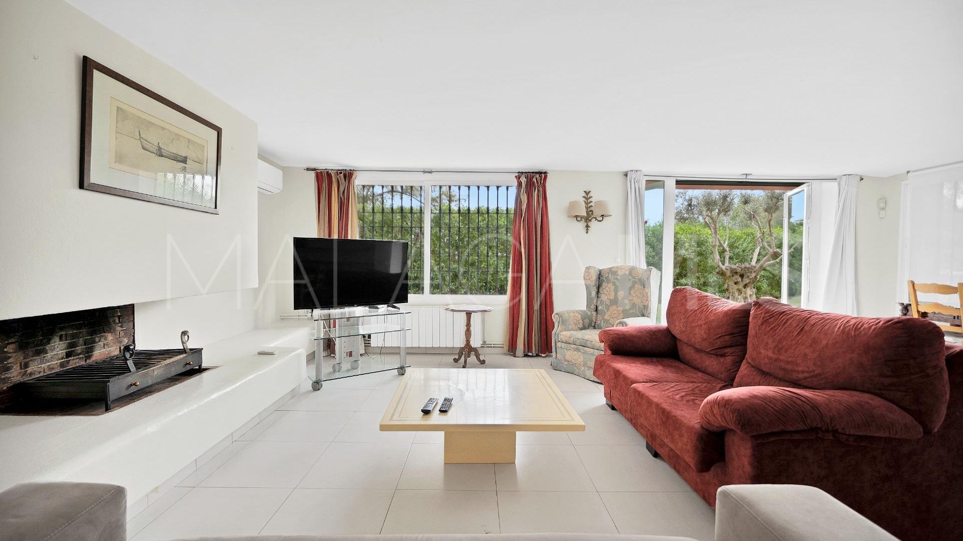 Villa for sale in Elviria