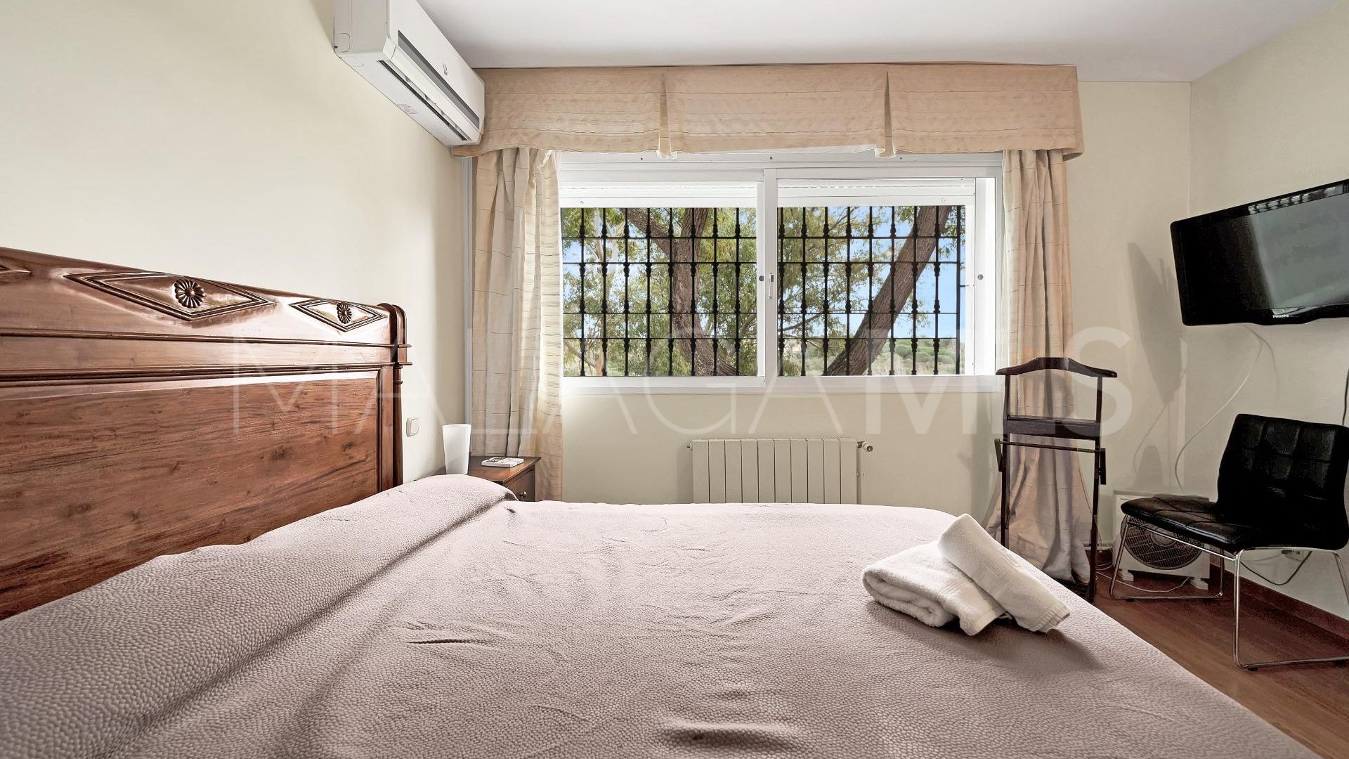 Villa for sale in Elviria