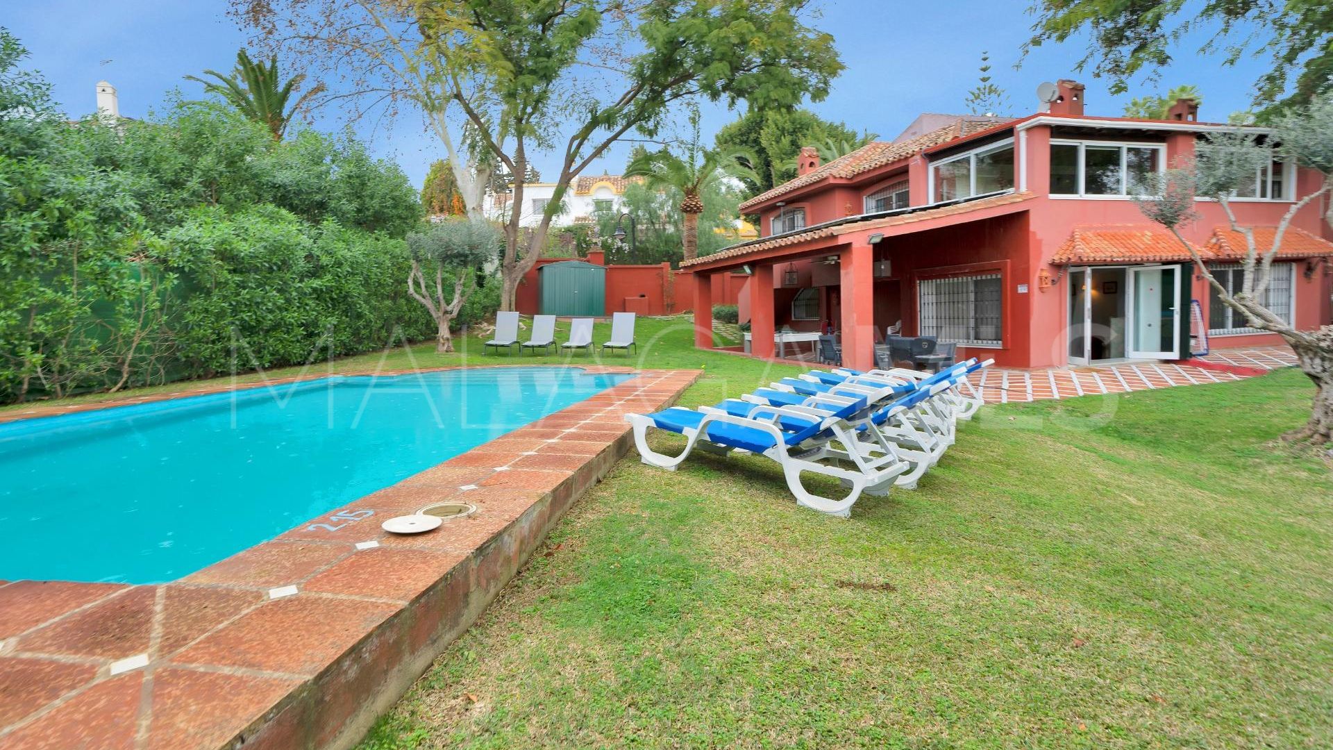 Villa for sale in Elviria