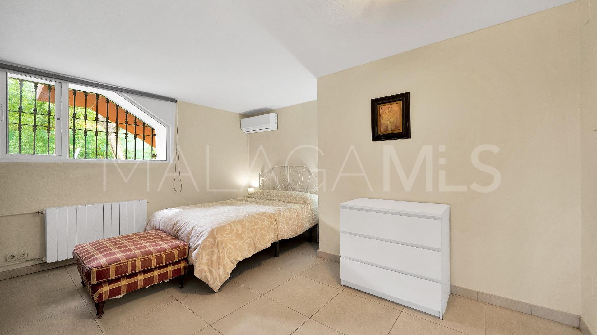 Villa for sale in Elviria