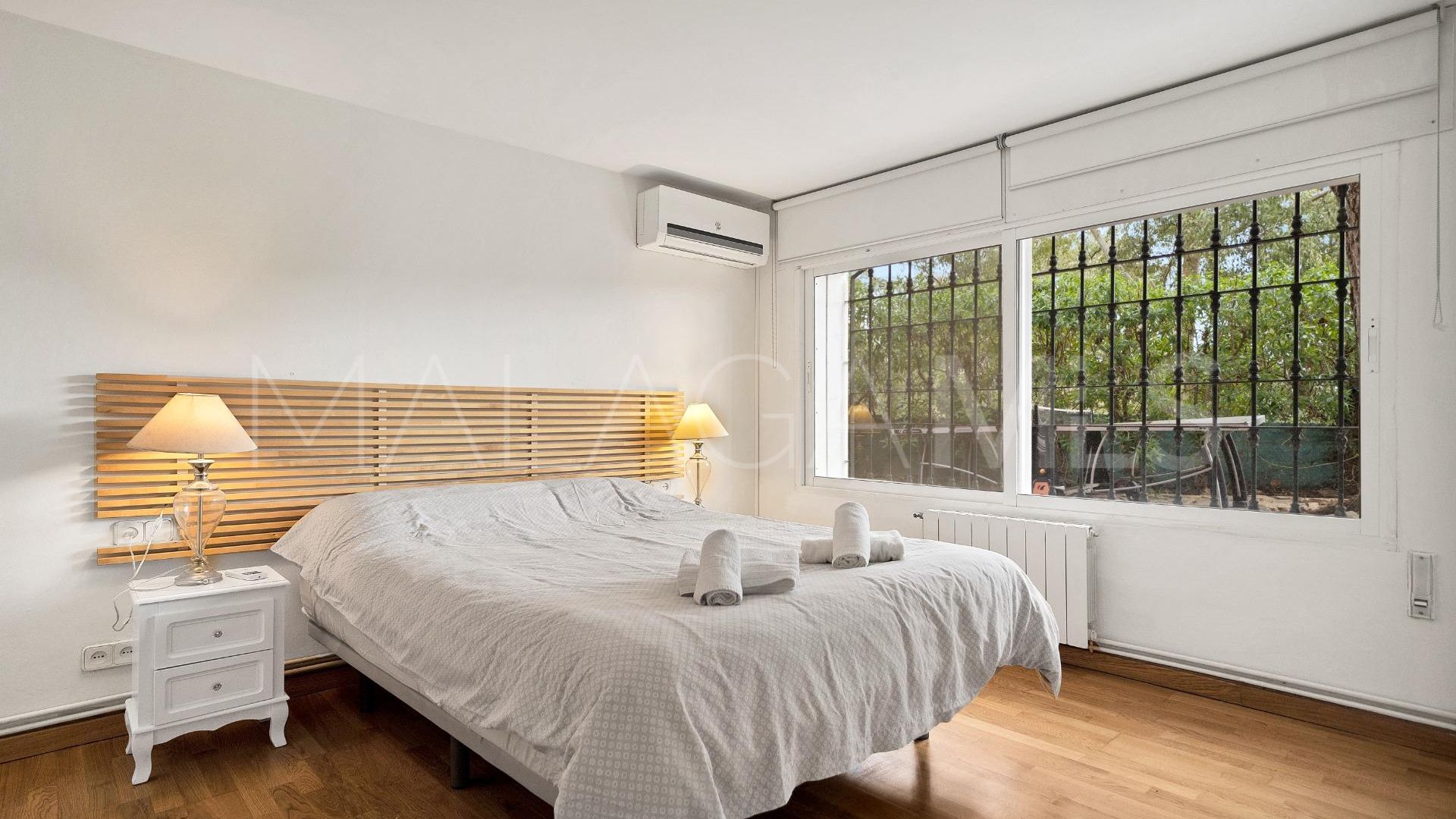 Villa for sale in Elviria