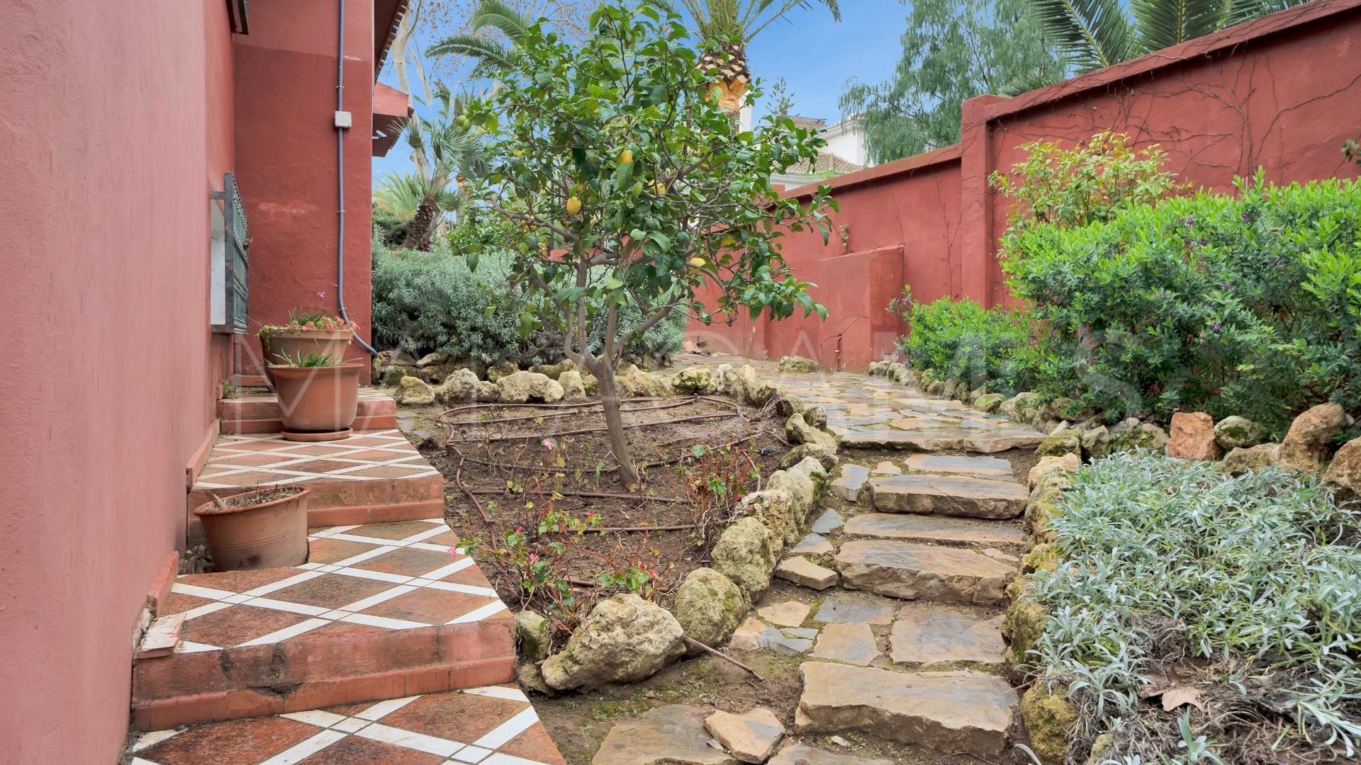 Villa for sale in Elviria