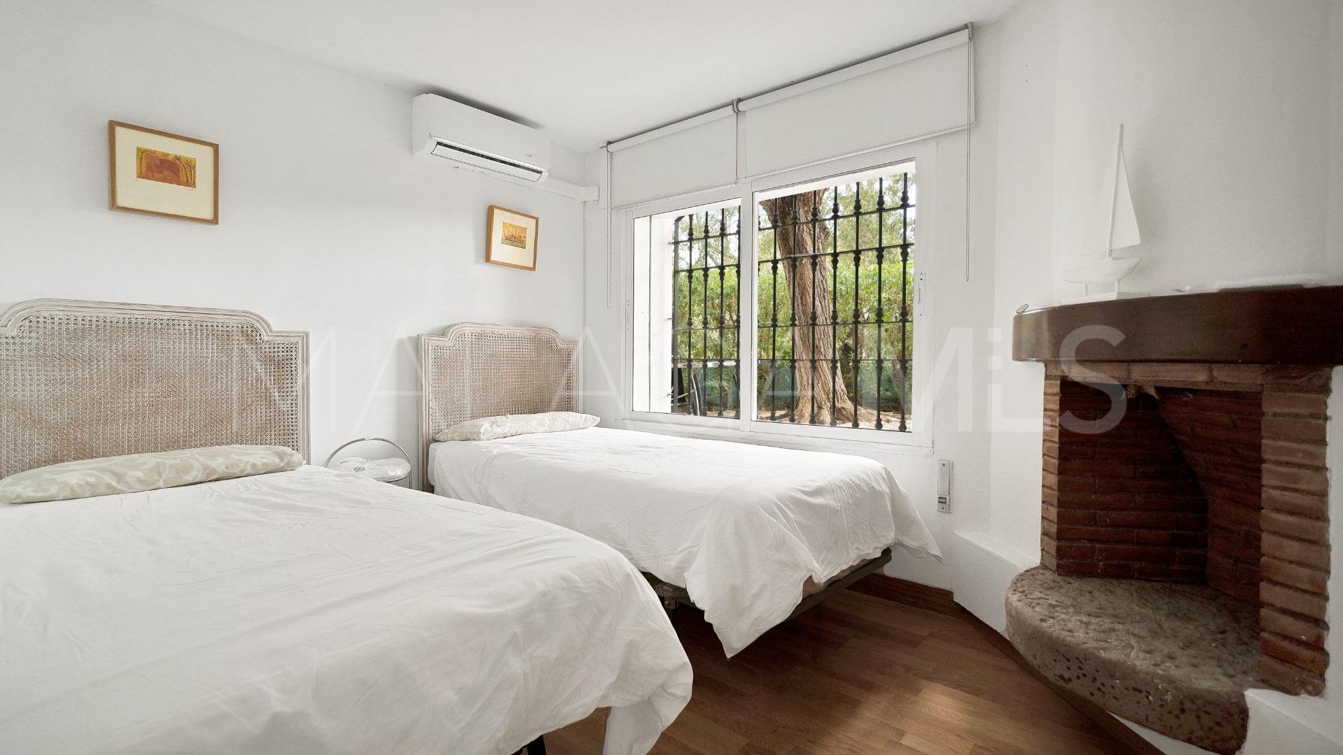 Villa for sale in Elviria
