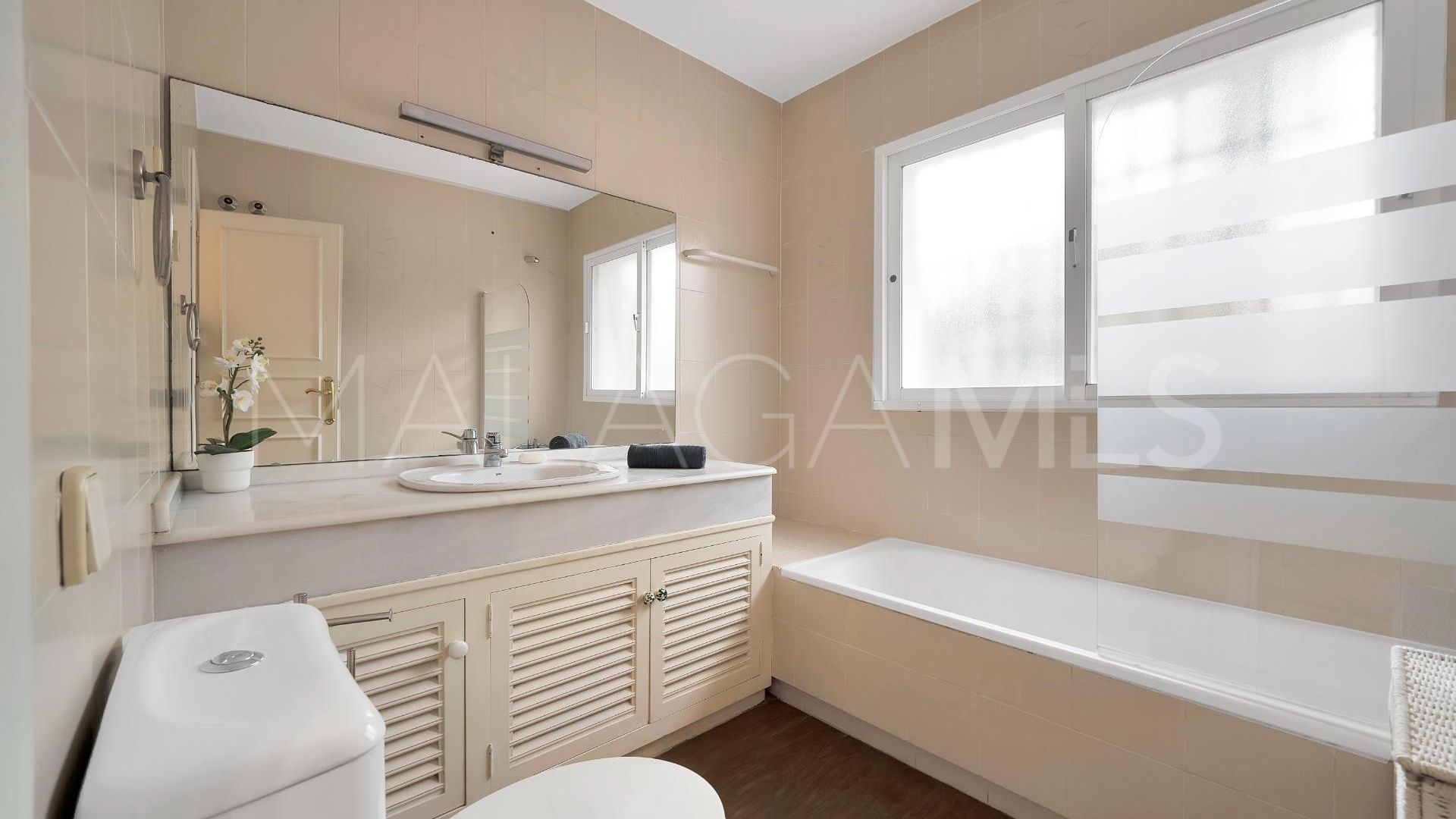 Villa for sale in Elviria