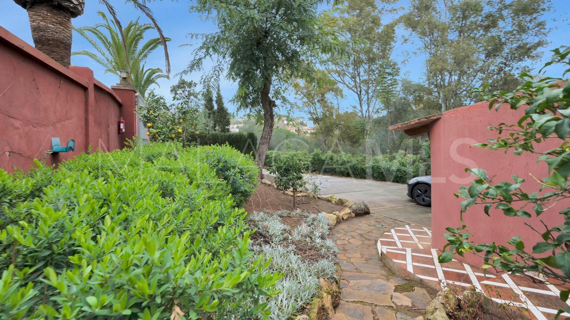 Villa for sale in Elviria