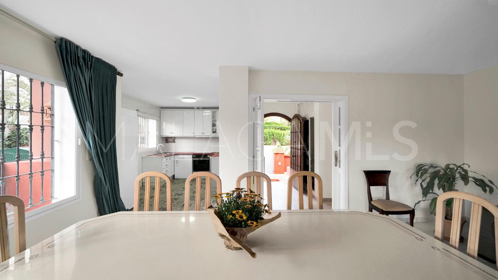 Villa for sale in Elviria