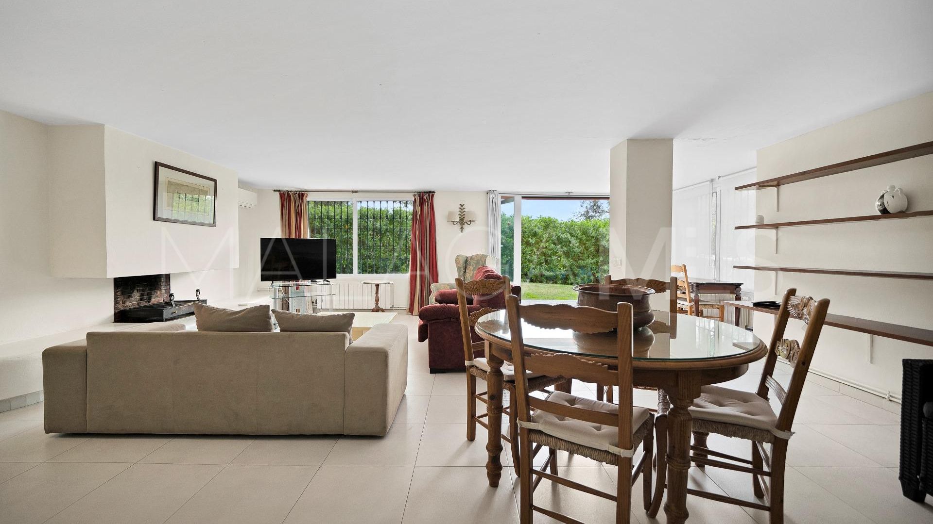Villa for sale in Elviria