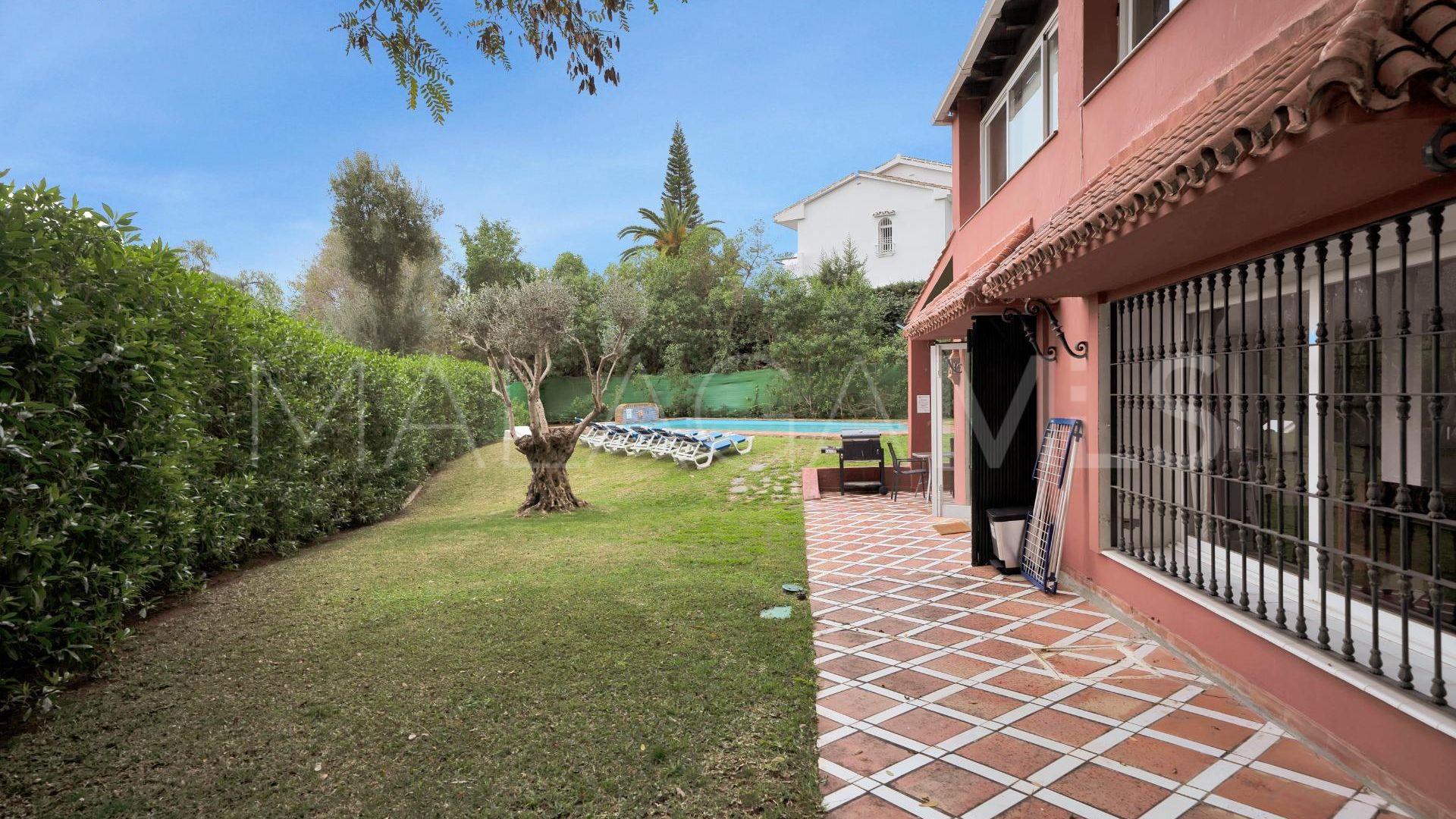 Villa for sale in Elviria