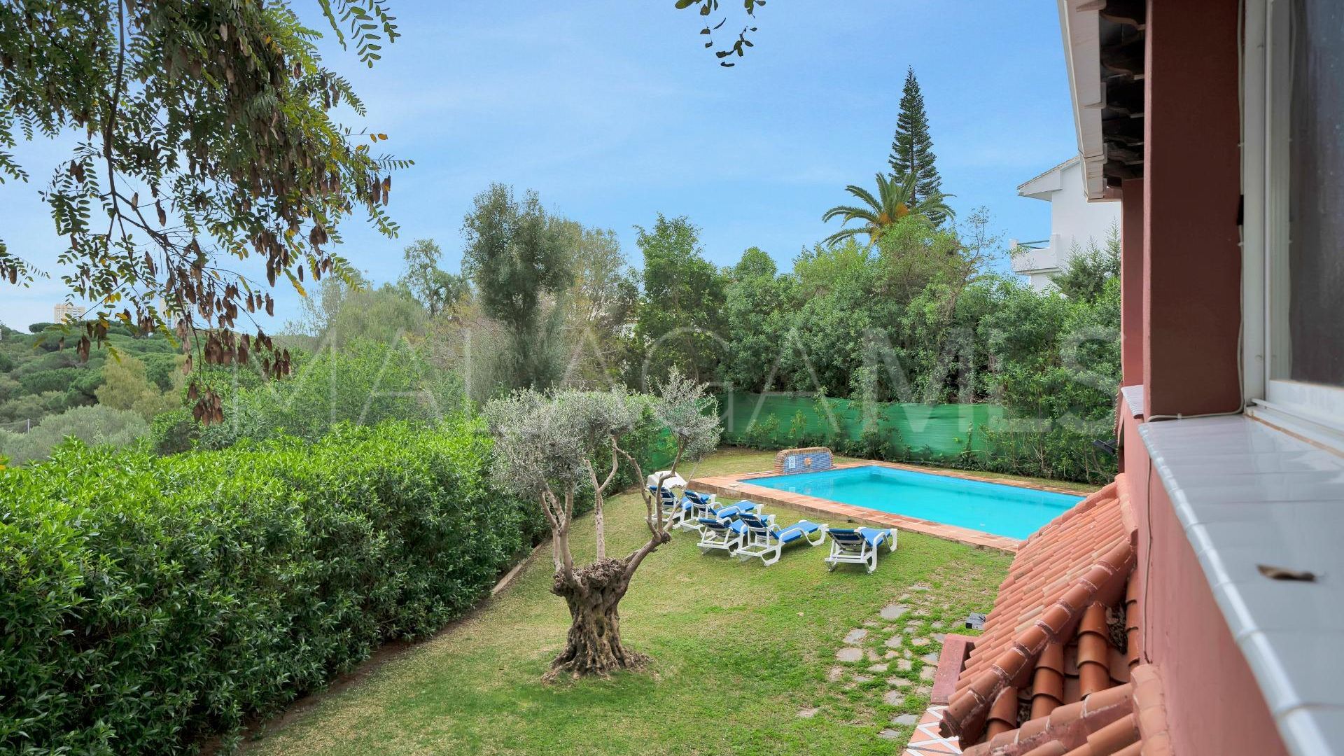 Villa for sale in Elviria