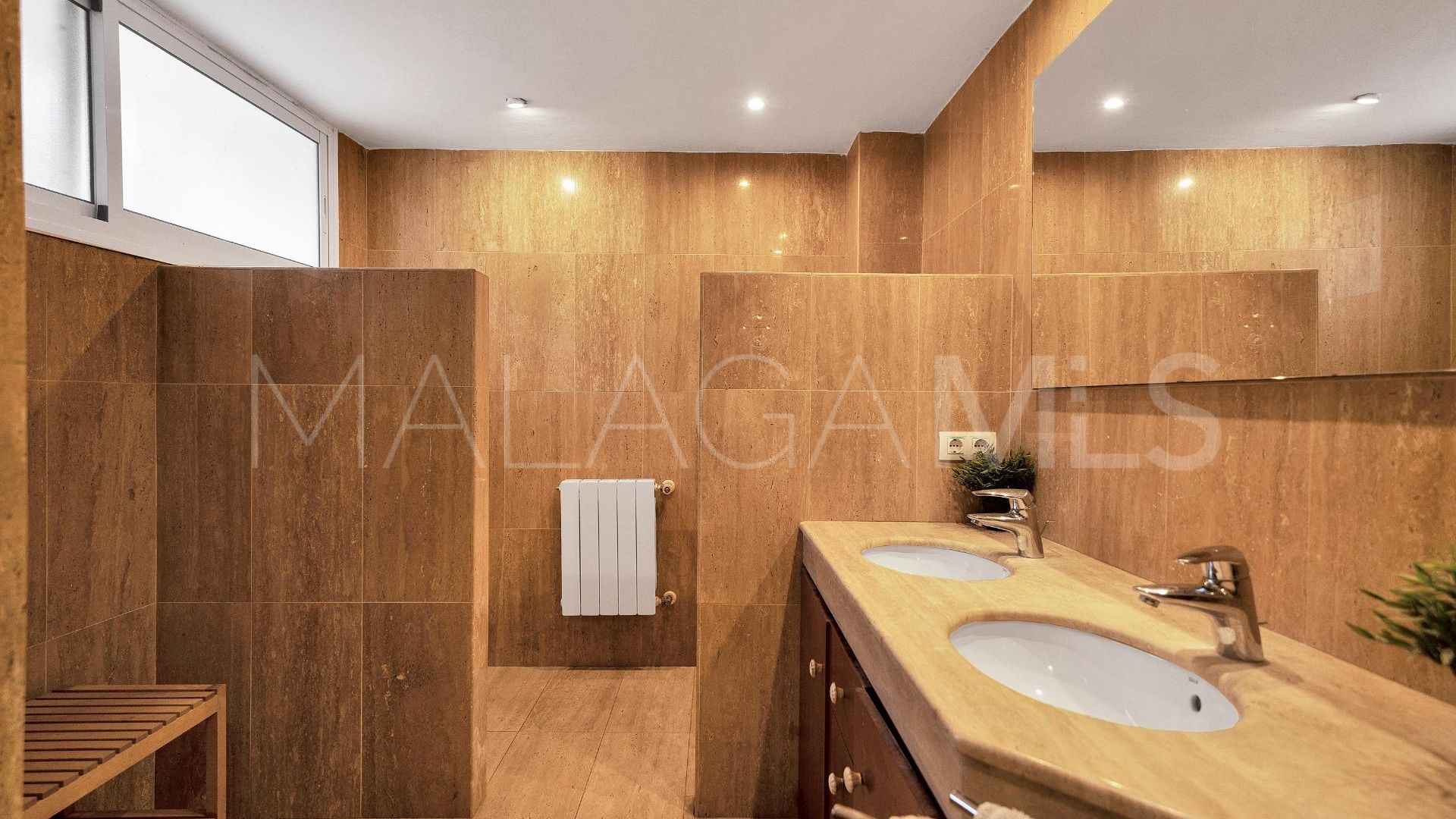 Villa for sale in Elviria