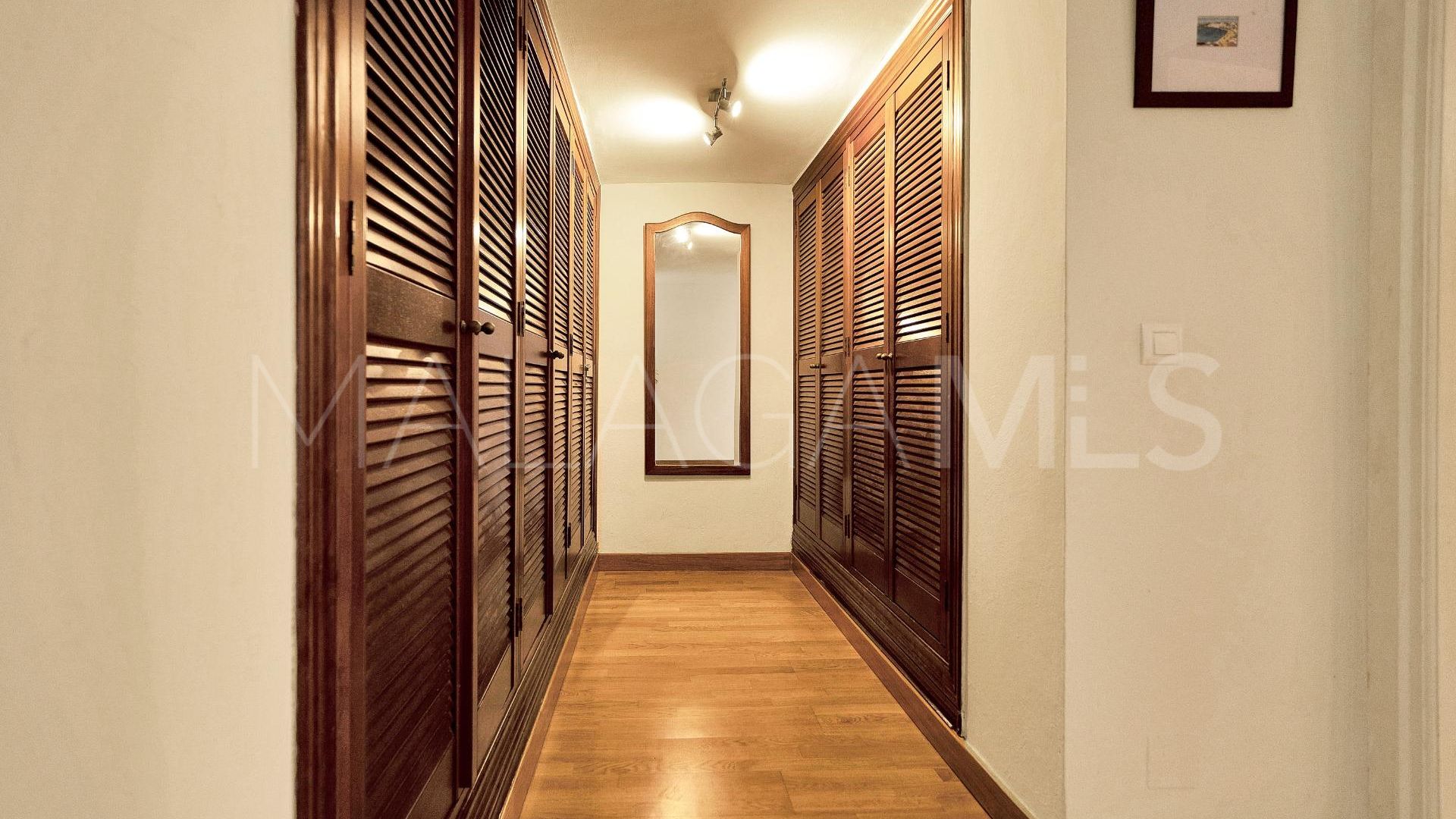 Villa for sale in Elviria