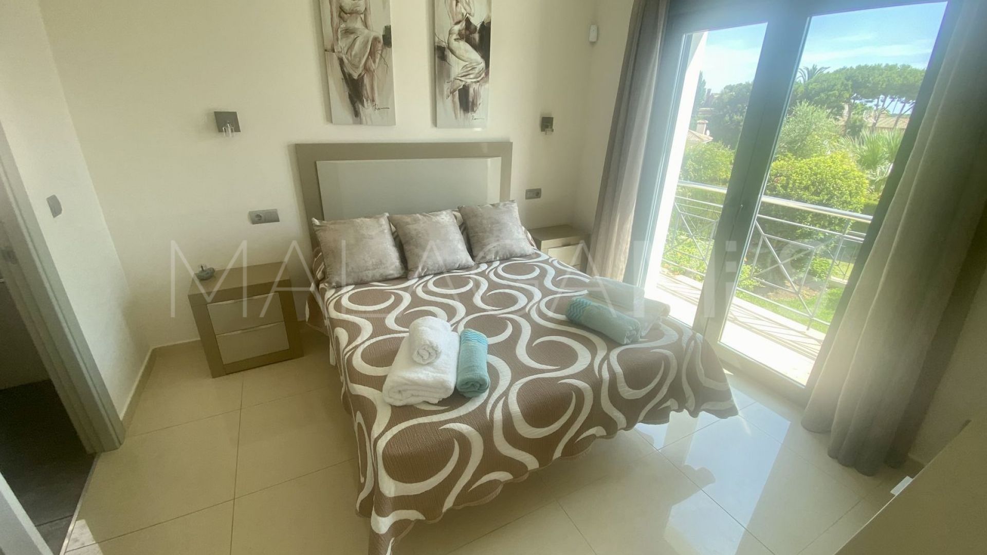 Hus i byn for sale in Elviria