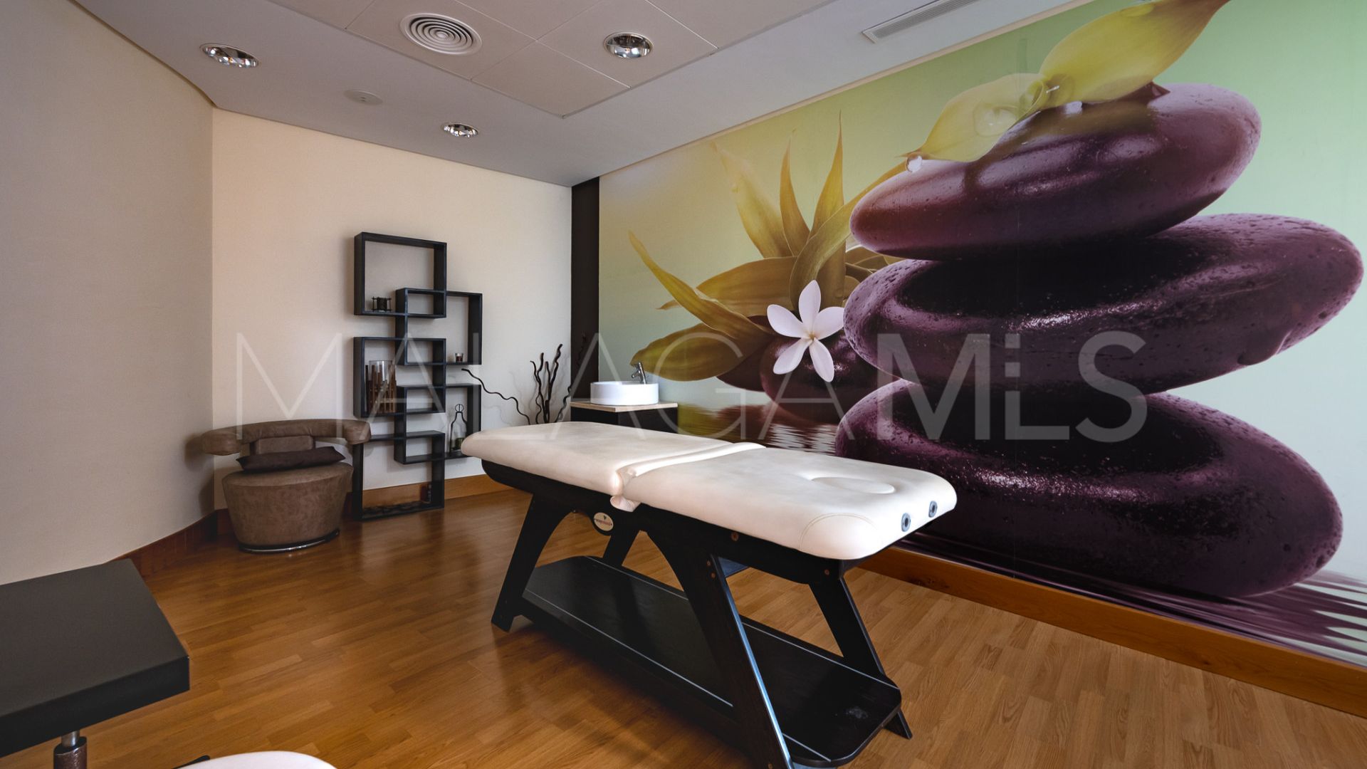 For sale ground floor apartment in Los Altos de los Monteros