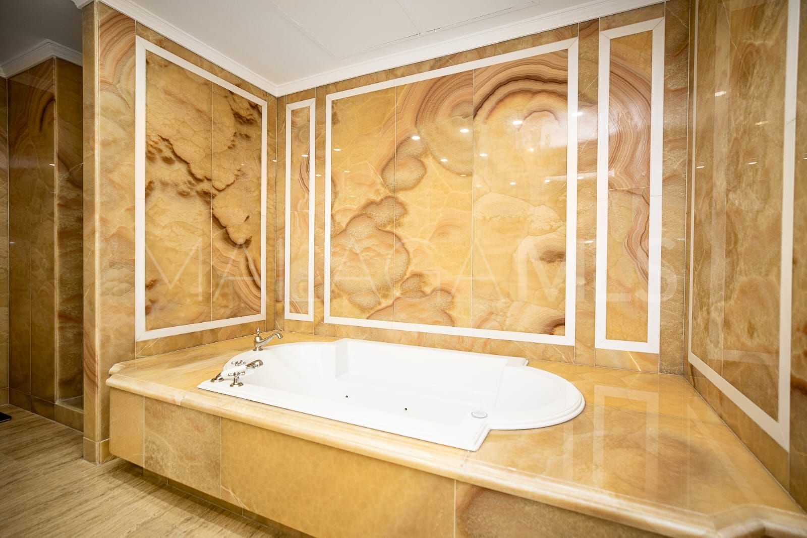 Atico duplex a la venta in Marbella Golden Mile with 3 bedrooms
