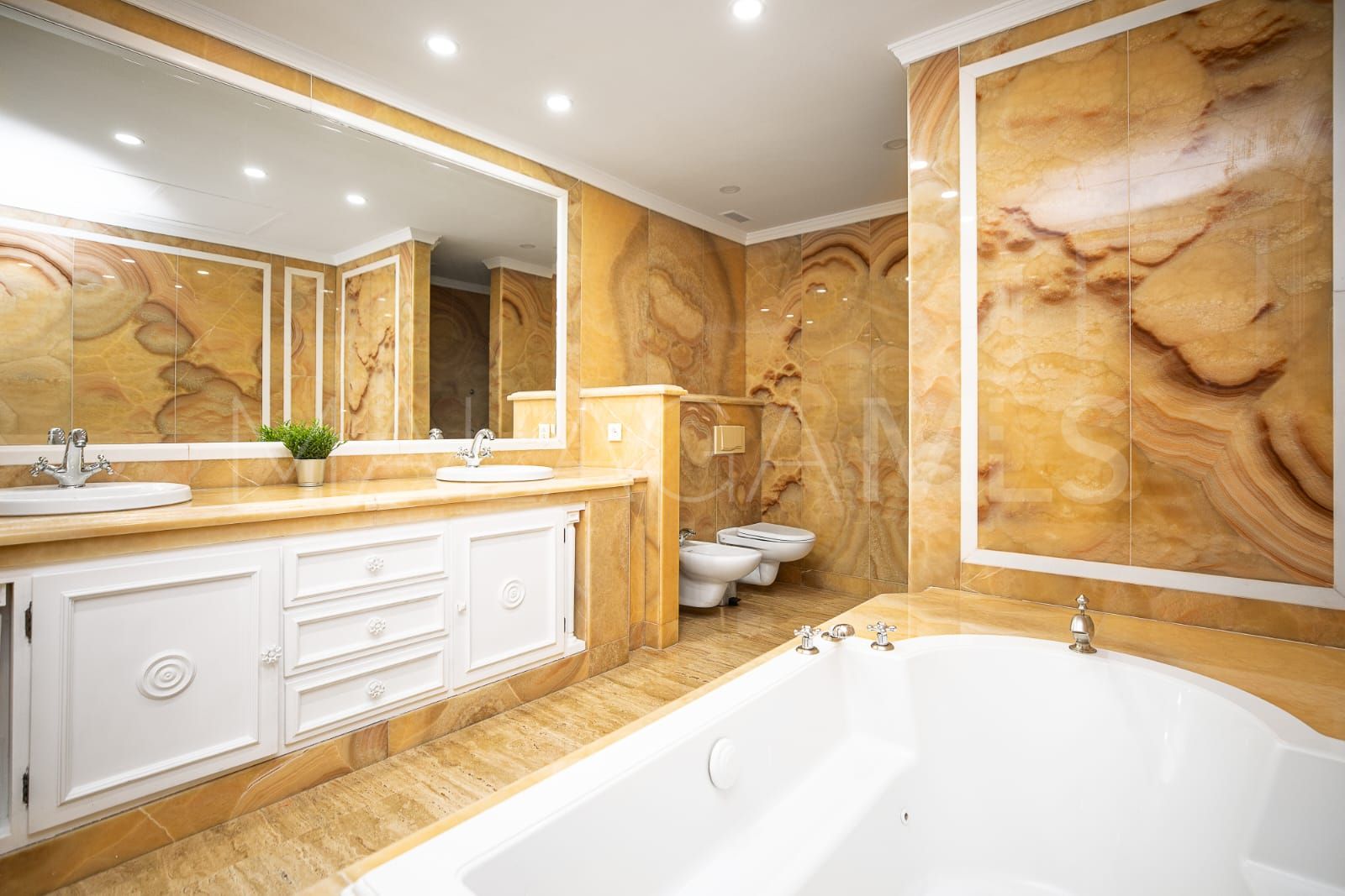 Atico duplex a la venta in Marbella Golden Mile with 3 bedrooms