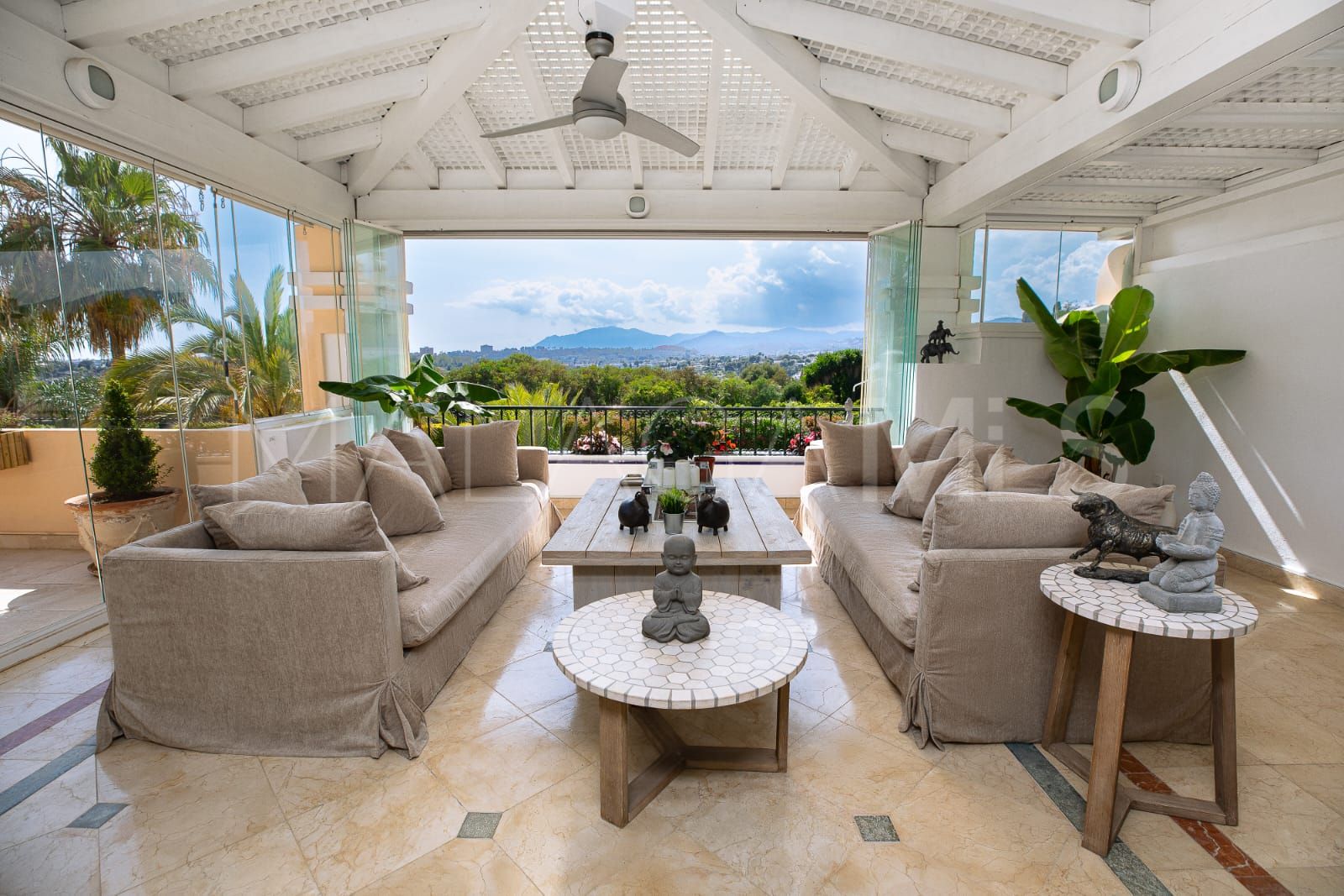 Atico duplex a la venta in Marbella Golden Mile with 3 bedrooms