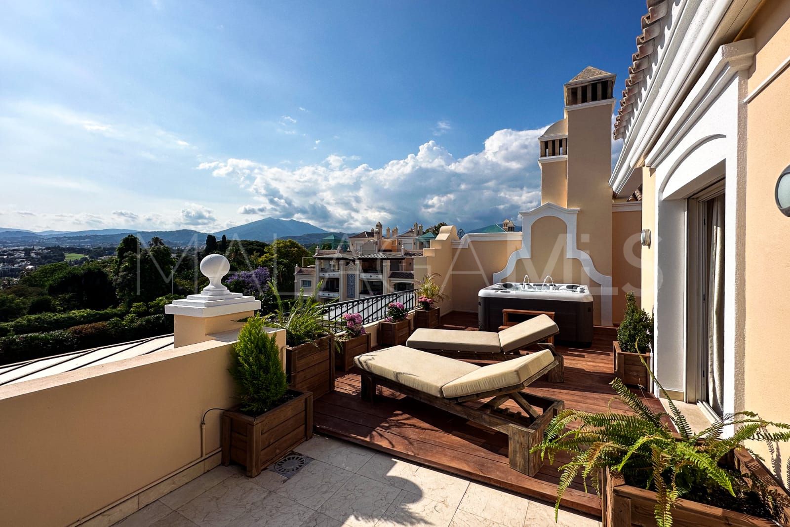 Atico duplex a la venta in Marbella Golden Mile with 3 bedrooms