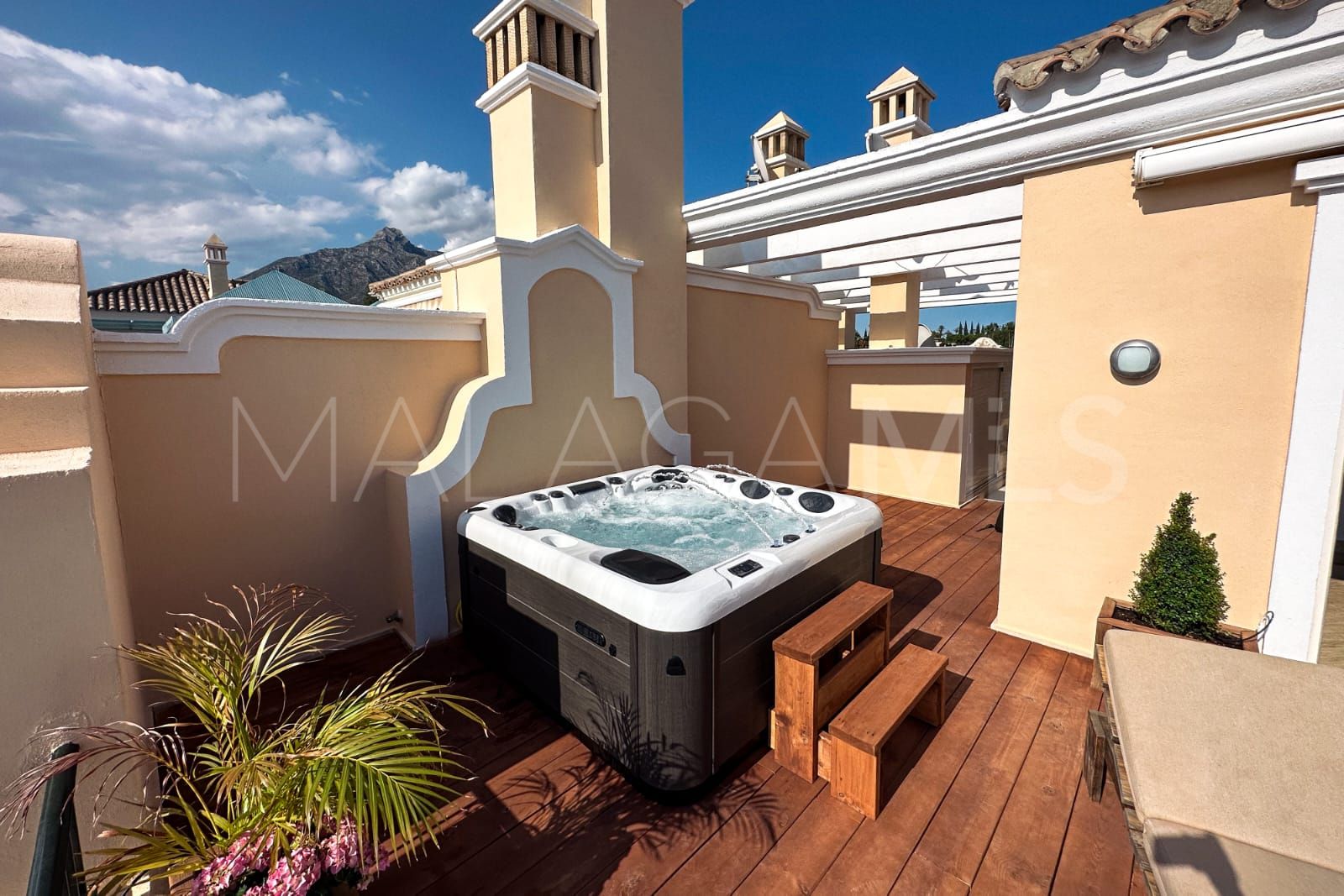 Atico duplex a la venta in Marbella Golden Mile with 3 bedrooms