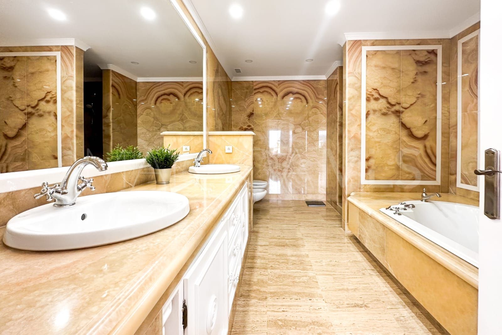 Atico duplex a la venta in Marbella Golden Mile with 3 bedrooms