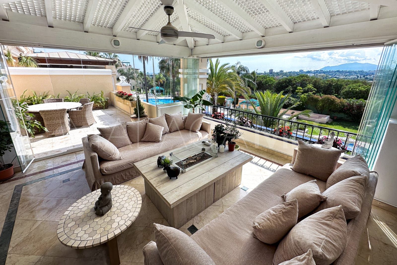 Atico duplex a la venta in Marbella Golden Mile with 3 bedrooms
